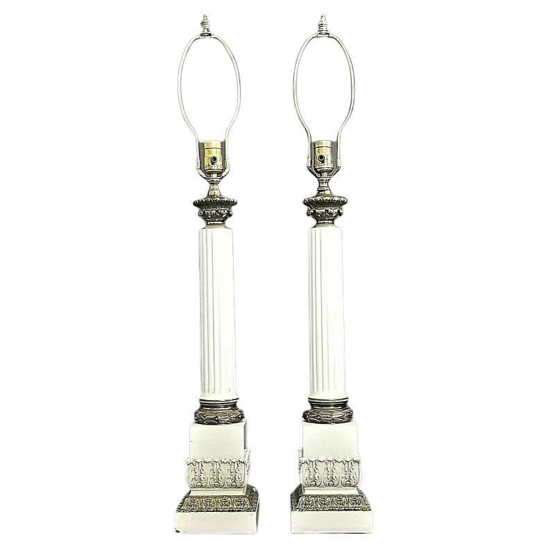 Neoklassizistische geriffelte korinthische Säulen-Tischlampen aus Emaille und Messing - 2er-Set im Angebot