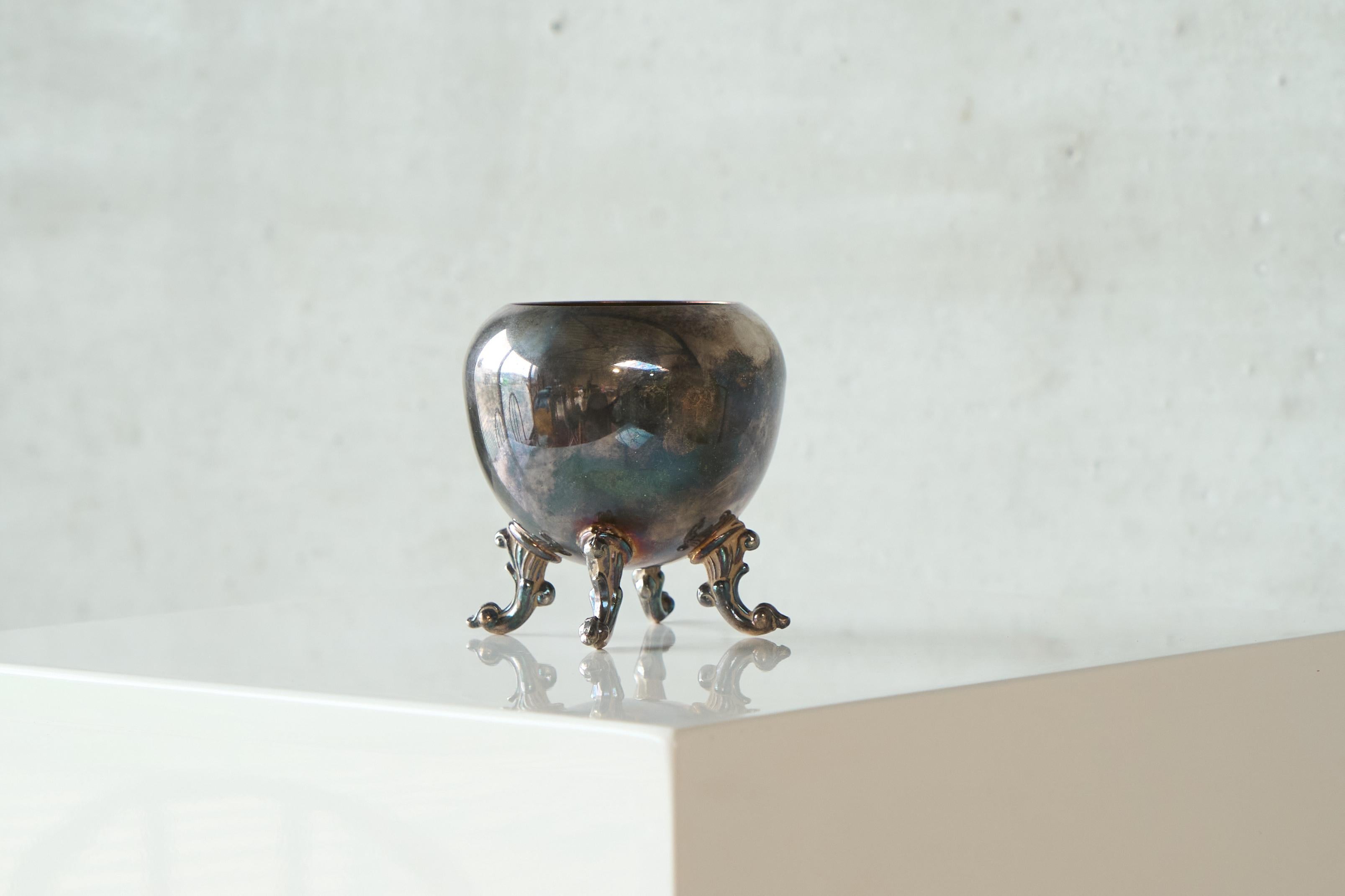 Fatto a mano Neoclassical Footed Bowl or Vase in Patinated Silver Plated Copper in vendita