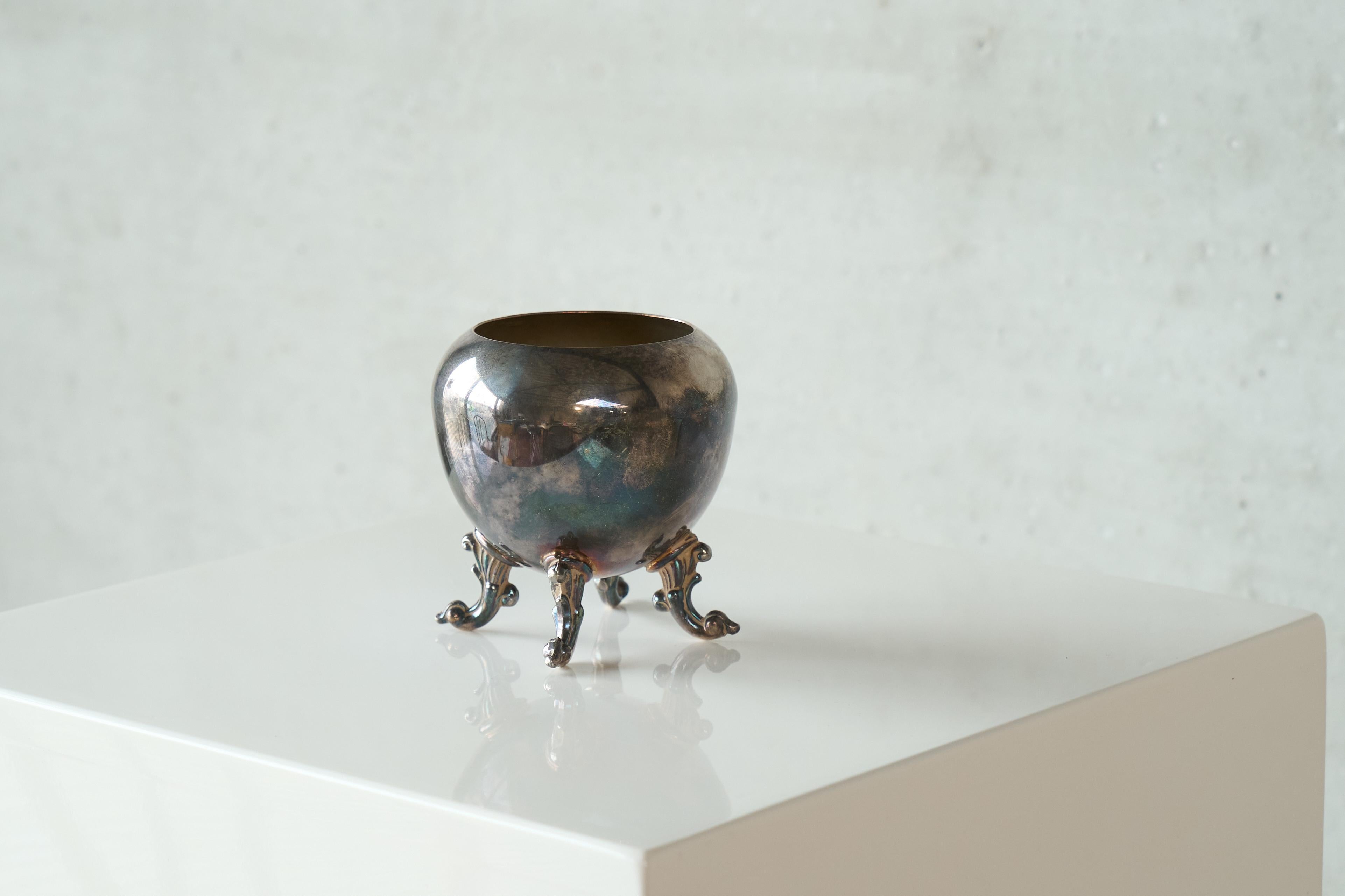 Neoclassical Footed Bowl or Vase in Patinated Silver Plated Copper In condizioni buone in vendita a Meer, VAN