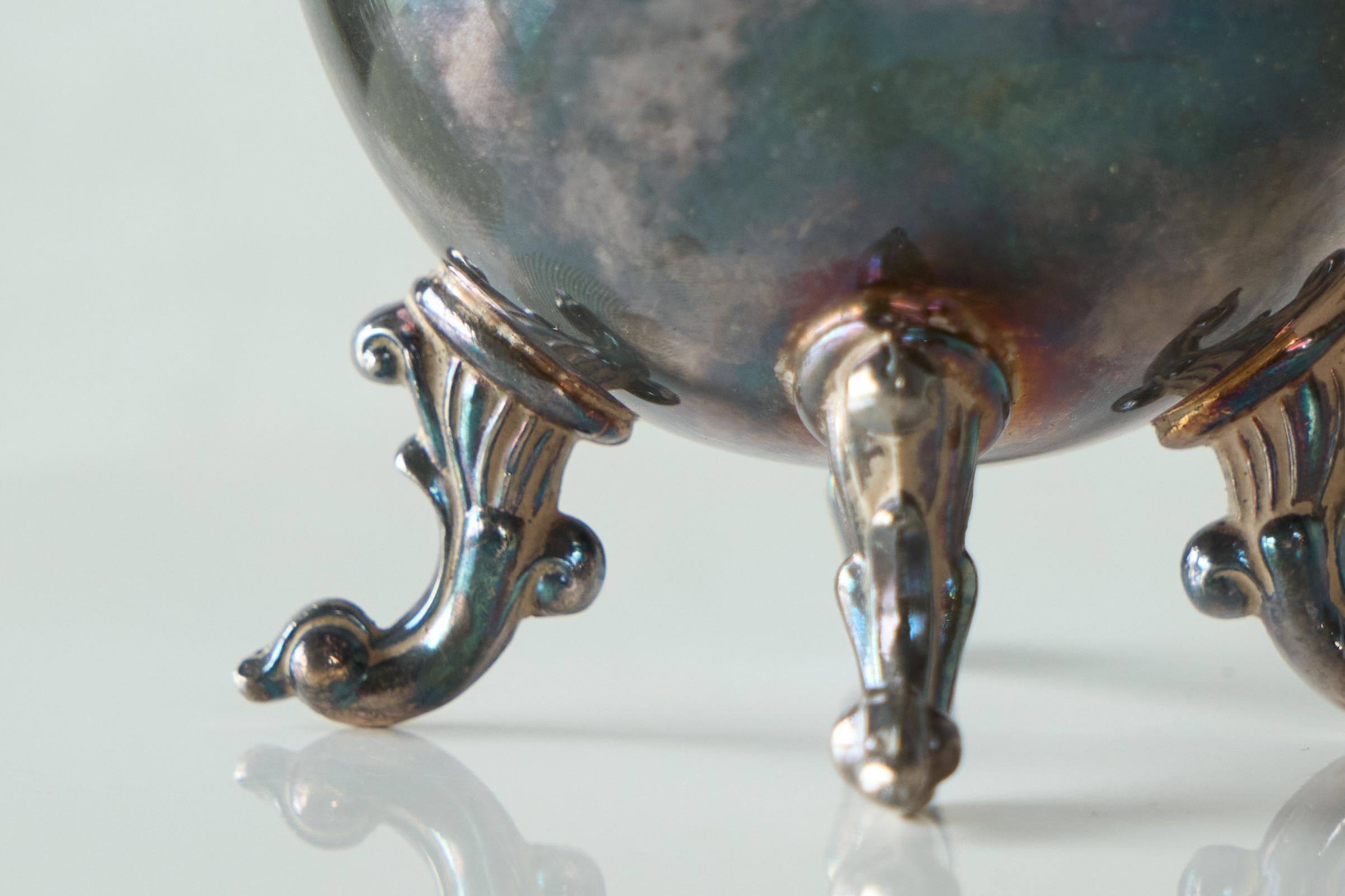 XX secolo Neoclassical Footed Bowl or Vase in Patinated Silver Plated Copper in vendita