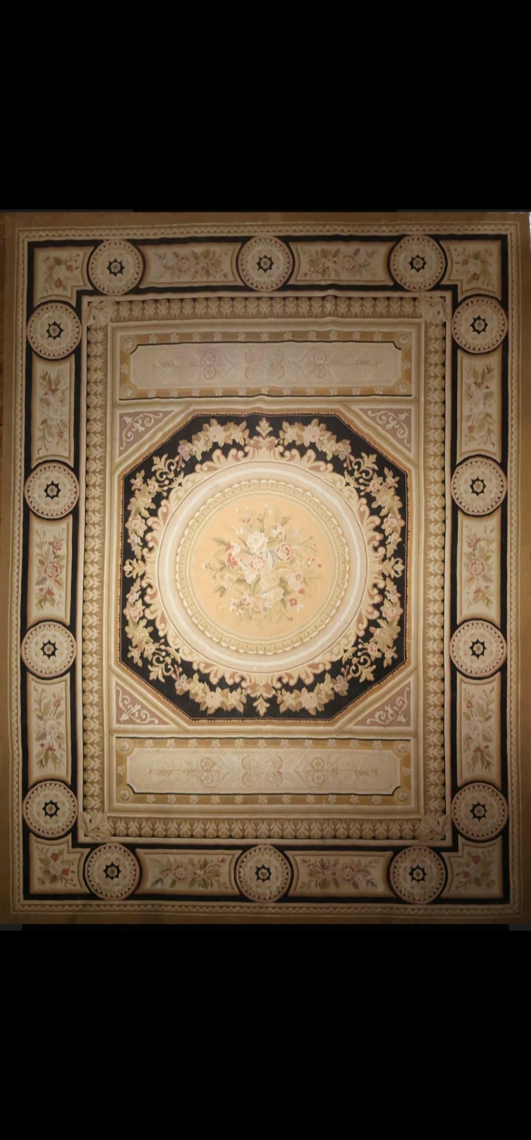 Ein großer und hübscher Teppich im neoklassischen Stil. Handmaid im gleichen Stil wie die Aubusson-Teppiche des achtzehnten Jahrhunderts hergestellt wurden. Durch seine neutrale Farbgebung passt er perfekt zu vielen Innenräumen.
Kann sogar eine sehr