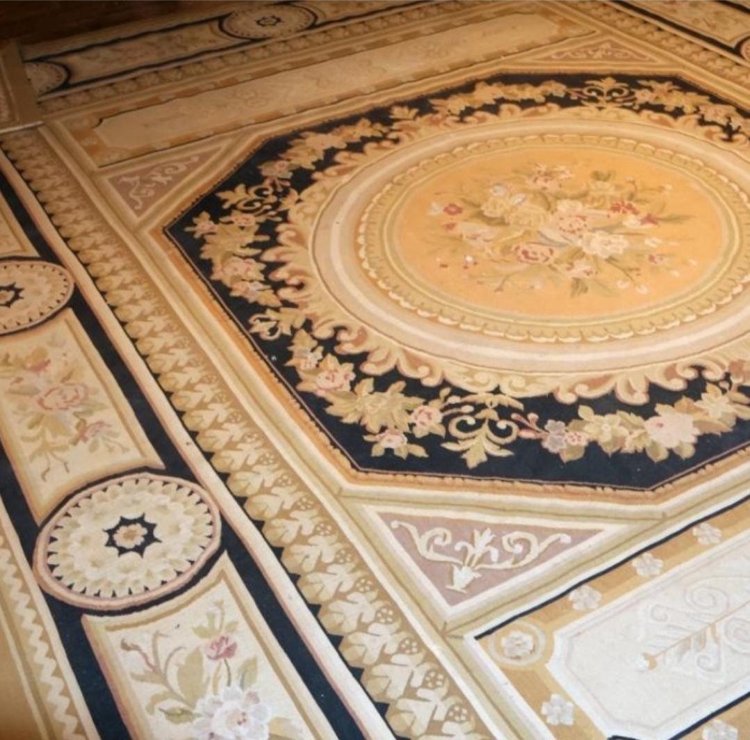 Neoklassische Form Aubusson-Teppich im Zustand „Gut“ im Angebot in Hudson, NY