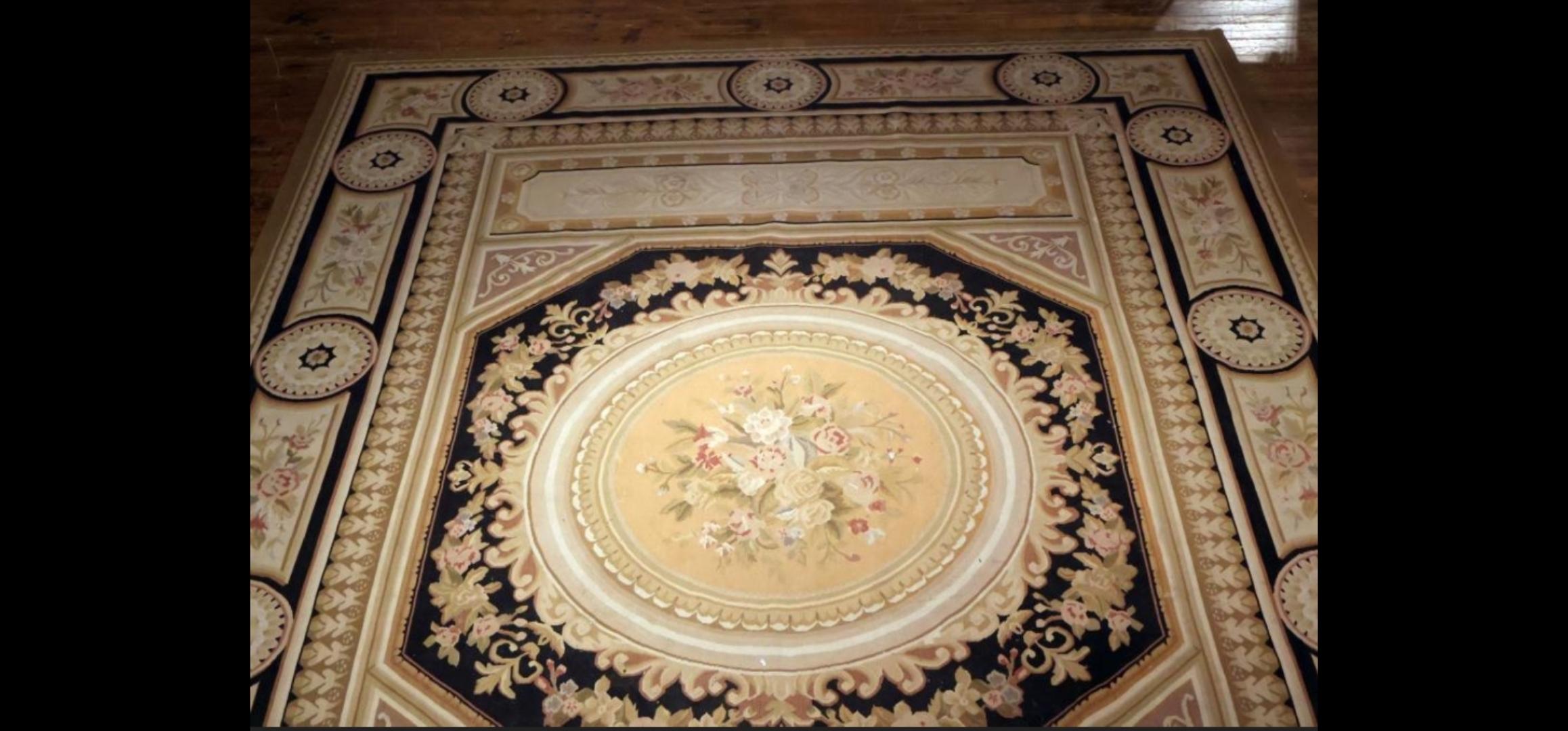 Neoklassische Form Aubusson-Teppich im Angebot 2