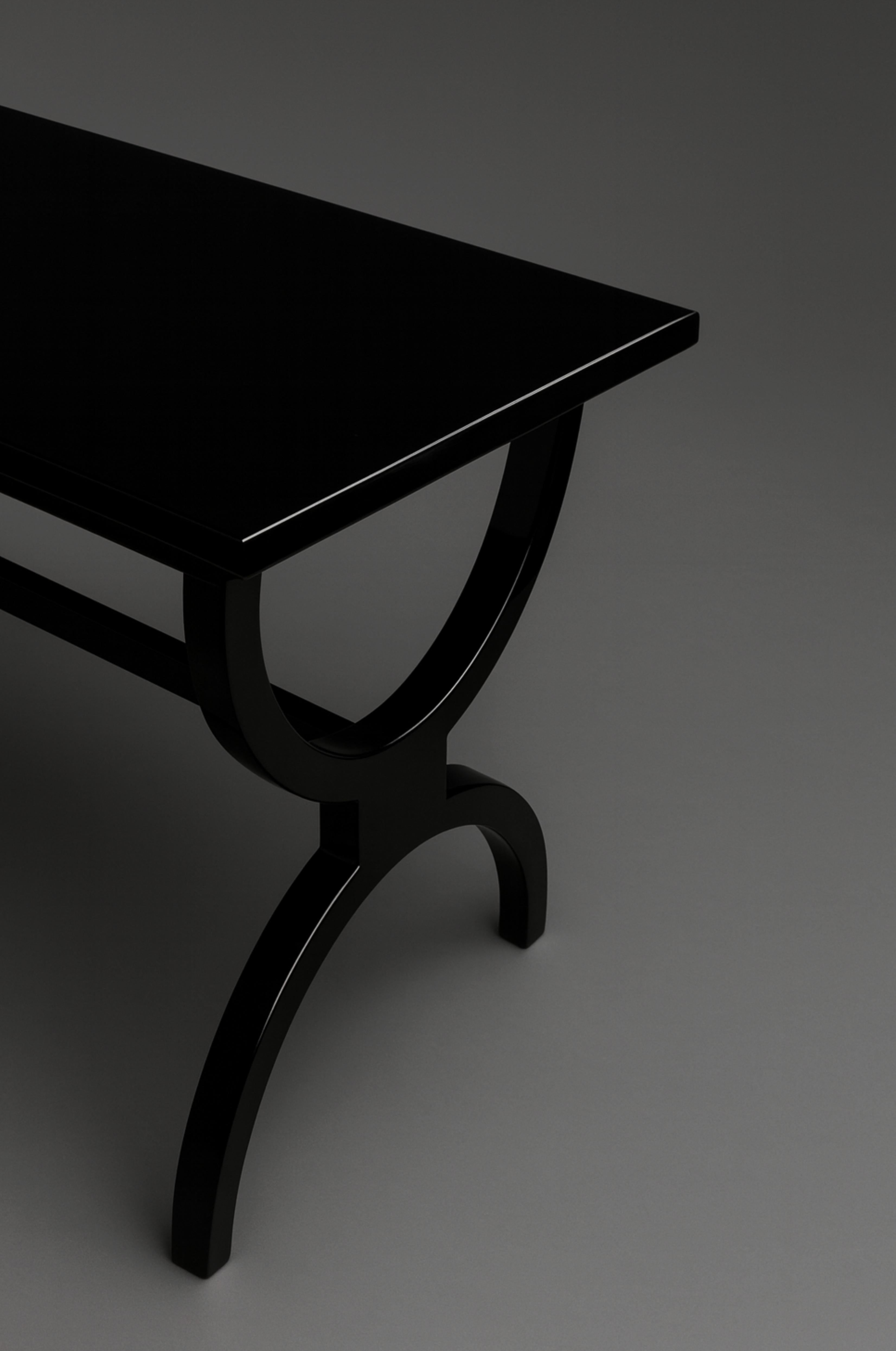 Neoclassical French Black Lacquer Center Table, 20th Century In Good Condition For Sale In Lisbon, PT