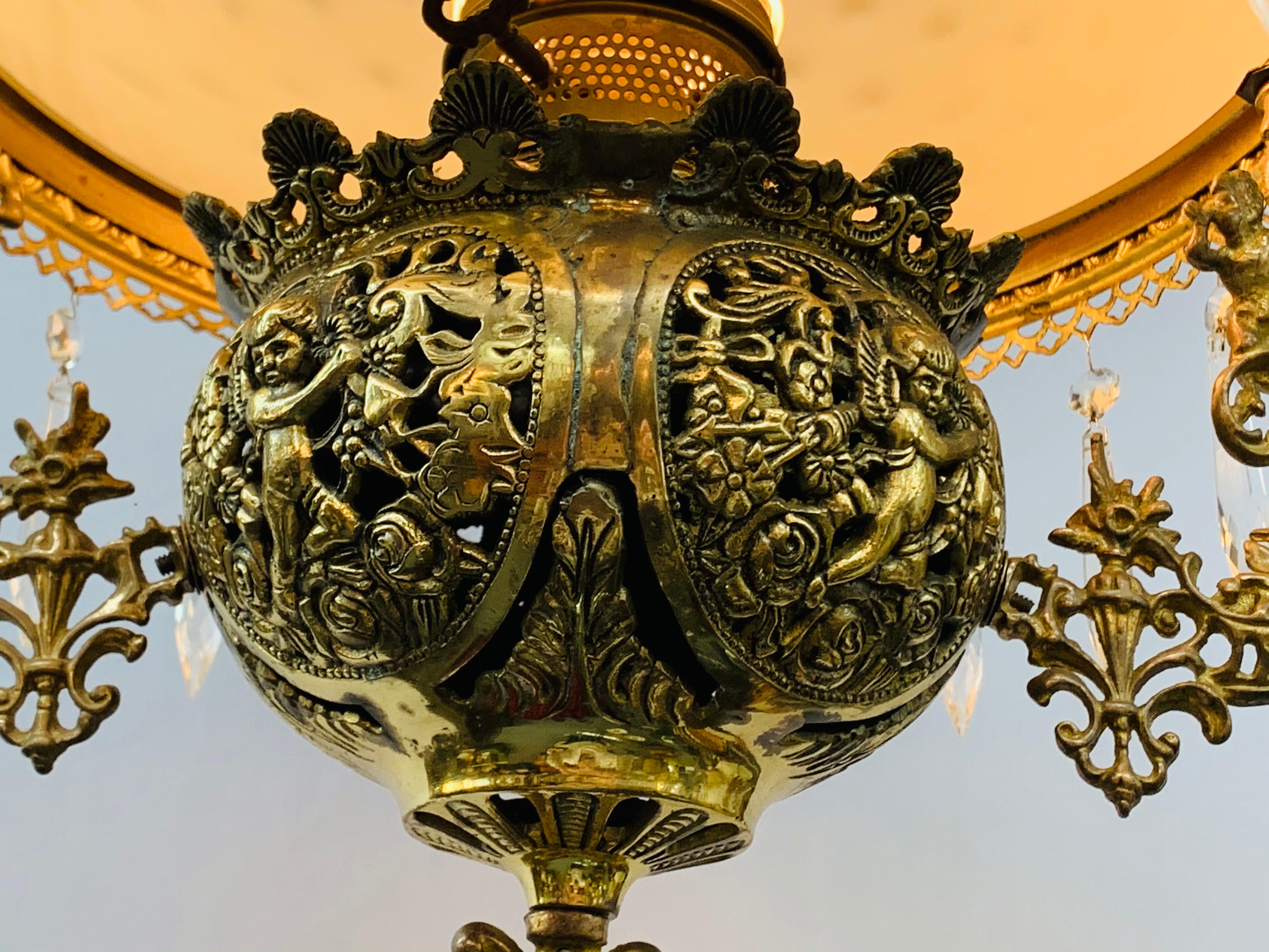 Ciondolo o lampadario vittoriano in ottone e paralume rotondo opalino In condizioni buone in vendita a Plainview, NY
