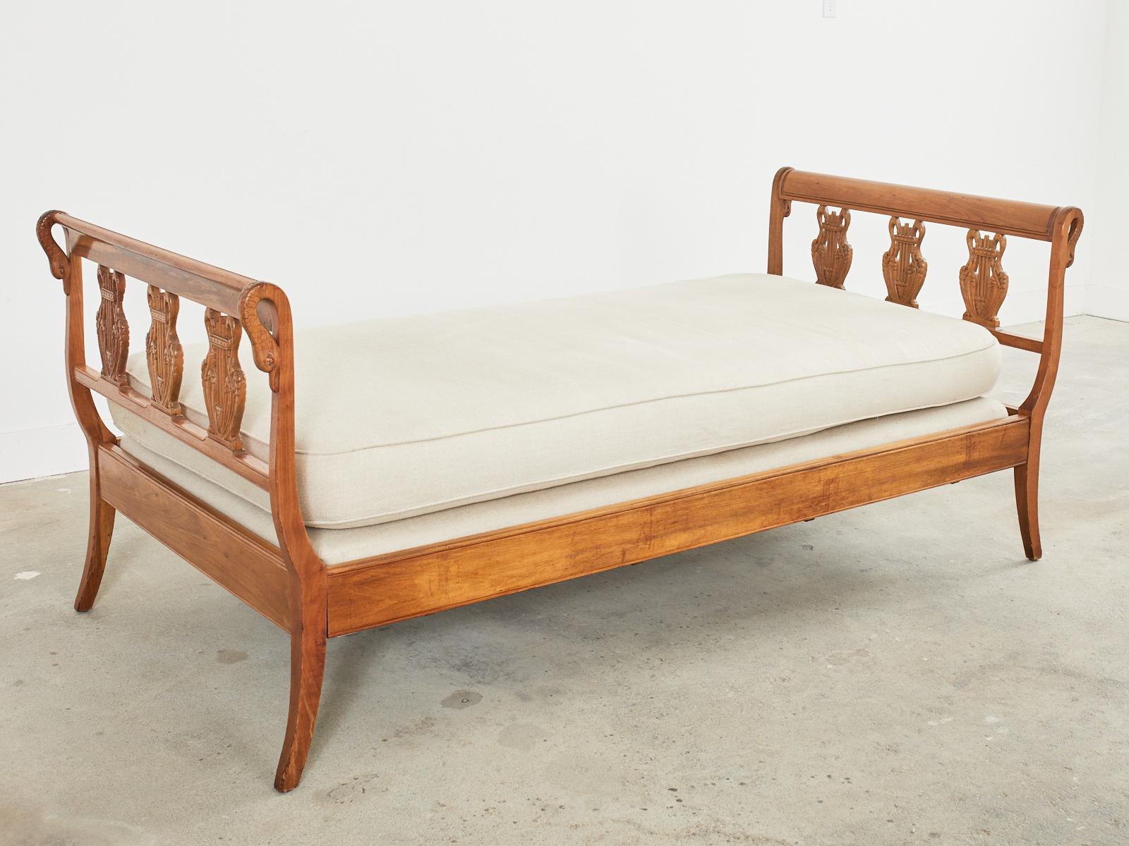 Neoklassische Französisch Empire-Stil Swan Hals Daybed (Eisen)