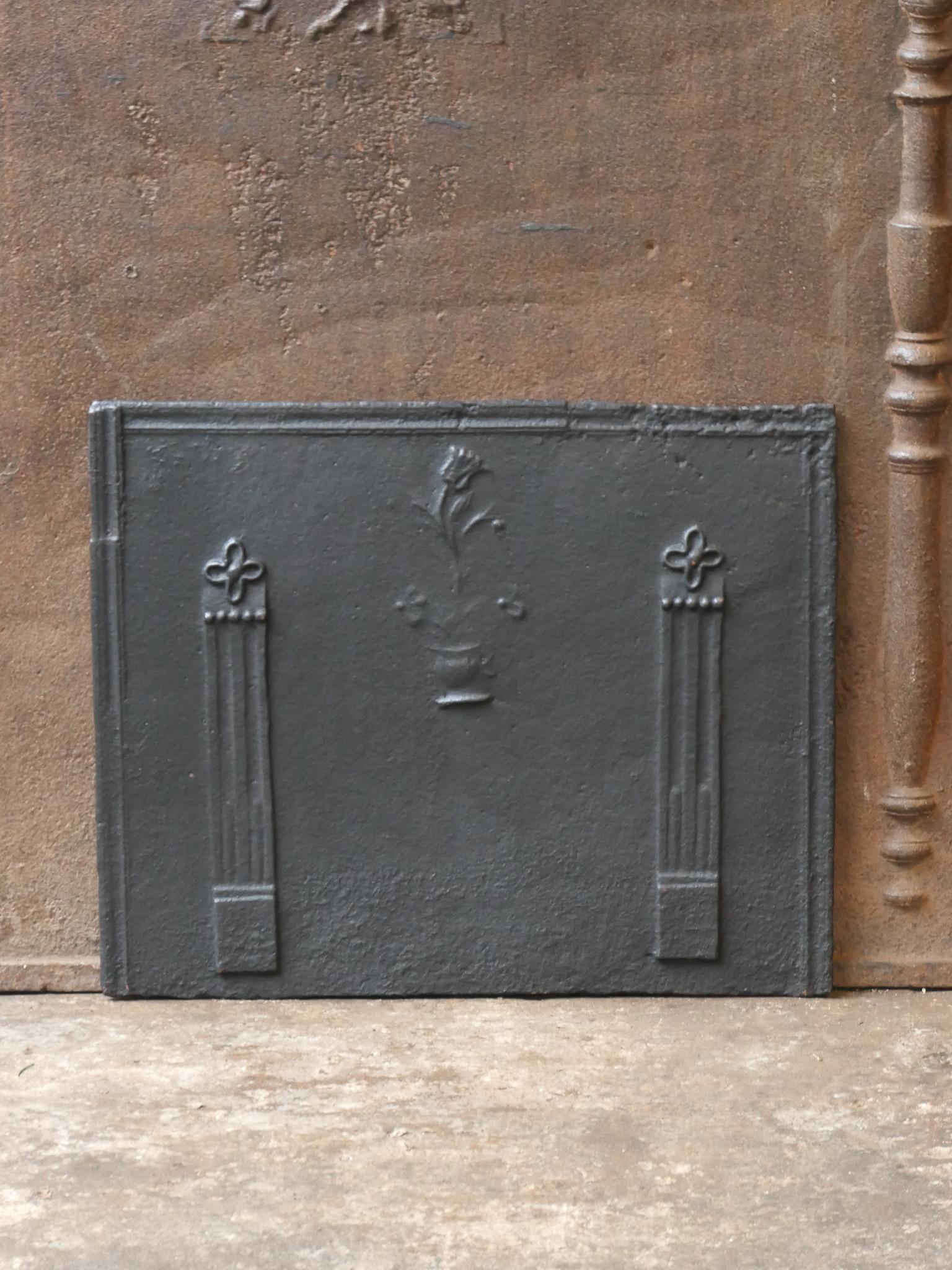 Parafuoco francese di epoca neoclassica del XVIII-XIX secolo con cesto di fiori e pilastri decorativi di libertà con fiorellini in cima.

Lo schienale è in ghisa e presenta una patina marrone naturale. Su richiesta può essere realizzato in nero/