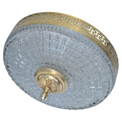 Neoclásico francés empotrable Llave griega Decoración de latón Pantalla de cristal tallado, 1960