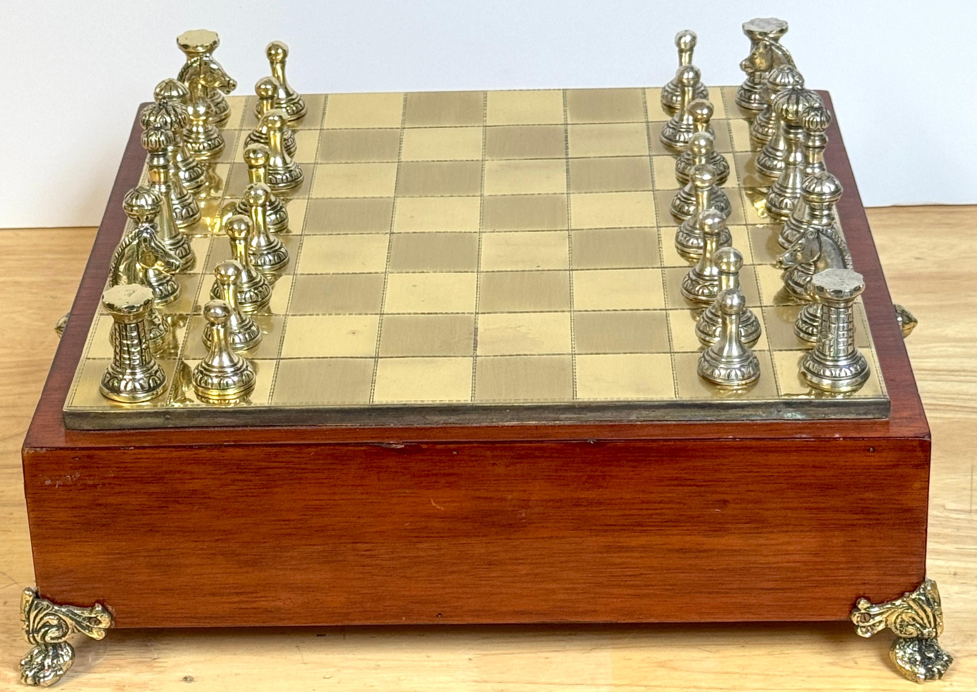 Set di scacchi neoclassico francese in bronzo dorato e argentato completo da tavolo in scatola in vendita 2