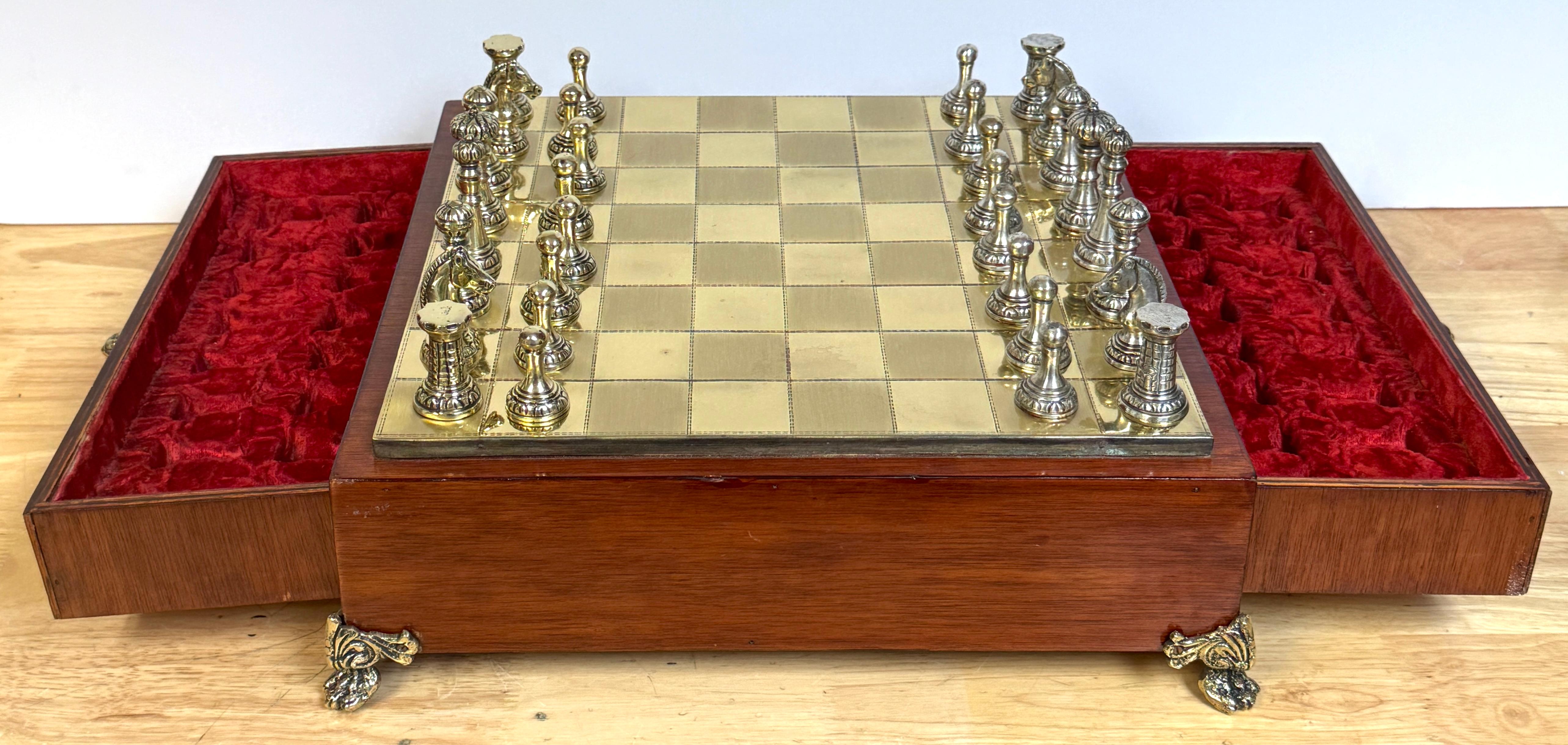Set di scacchi neoclassico francese in bronzo dorato e argentato completo da tavolo in scatola in vendita 4