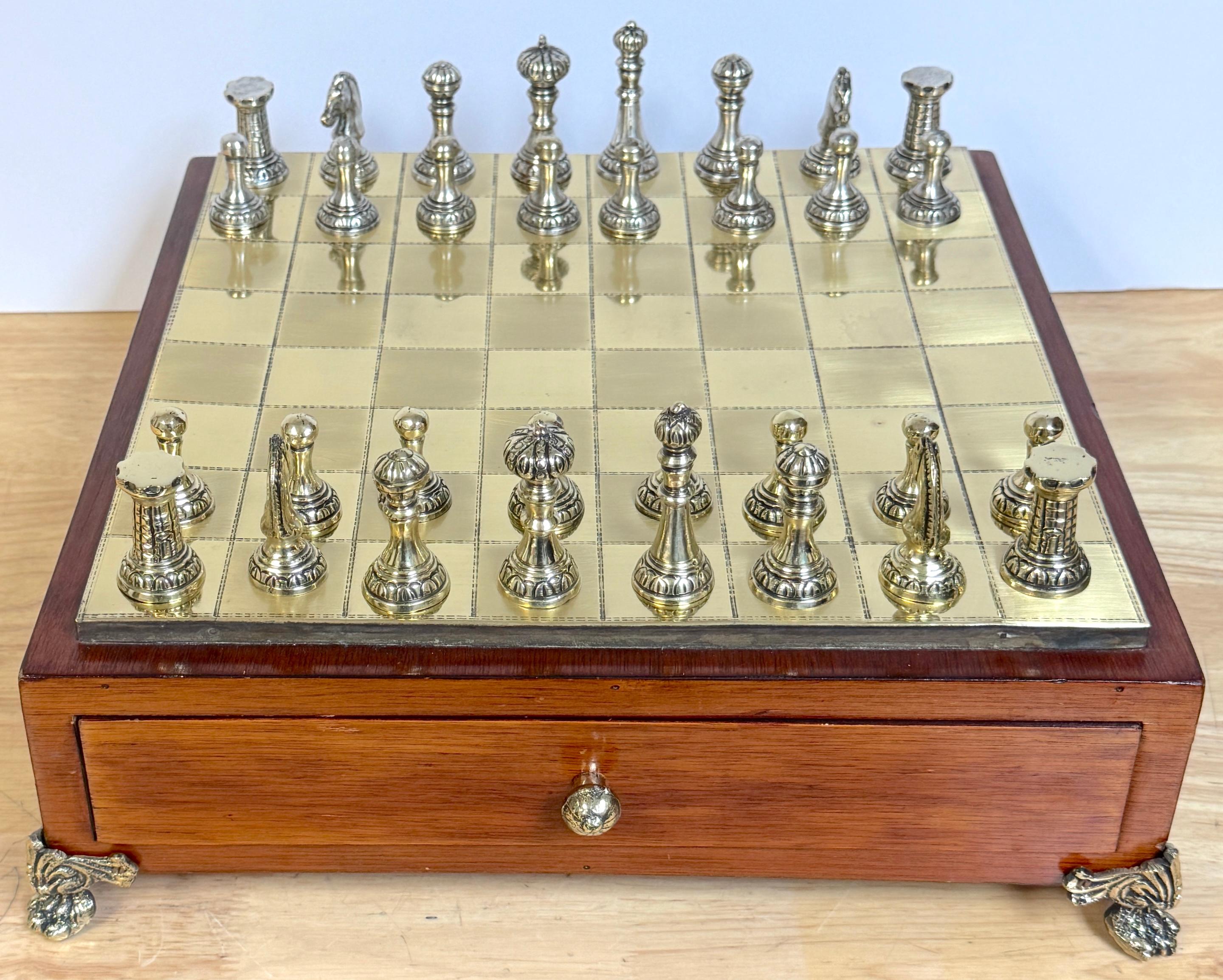 Set di scacchi neoclassico francese in bronzo dorato e argentato completo da tavolo in scatola in vendita 5