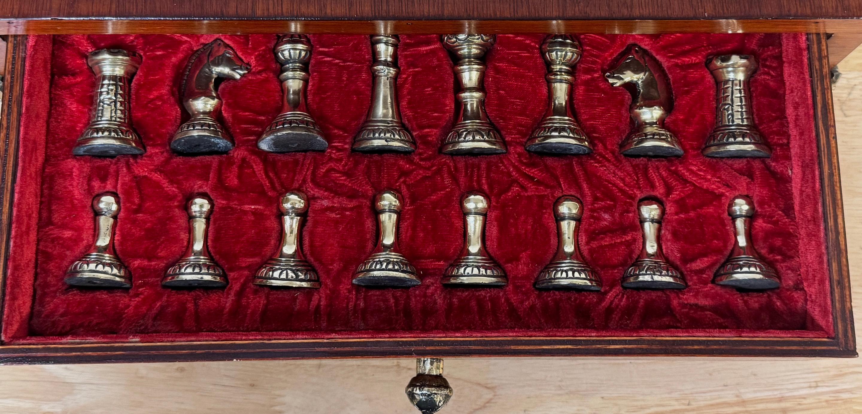 Set di scacchi neoclassico francese in bronzo dorato e argentato completo da tavolo in scatola in vendita 6