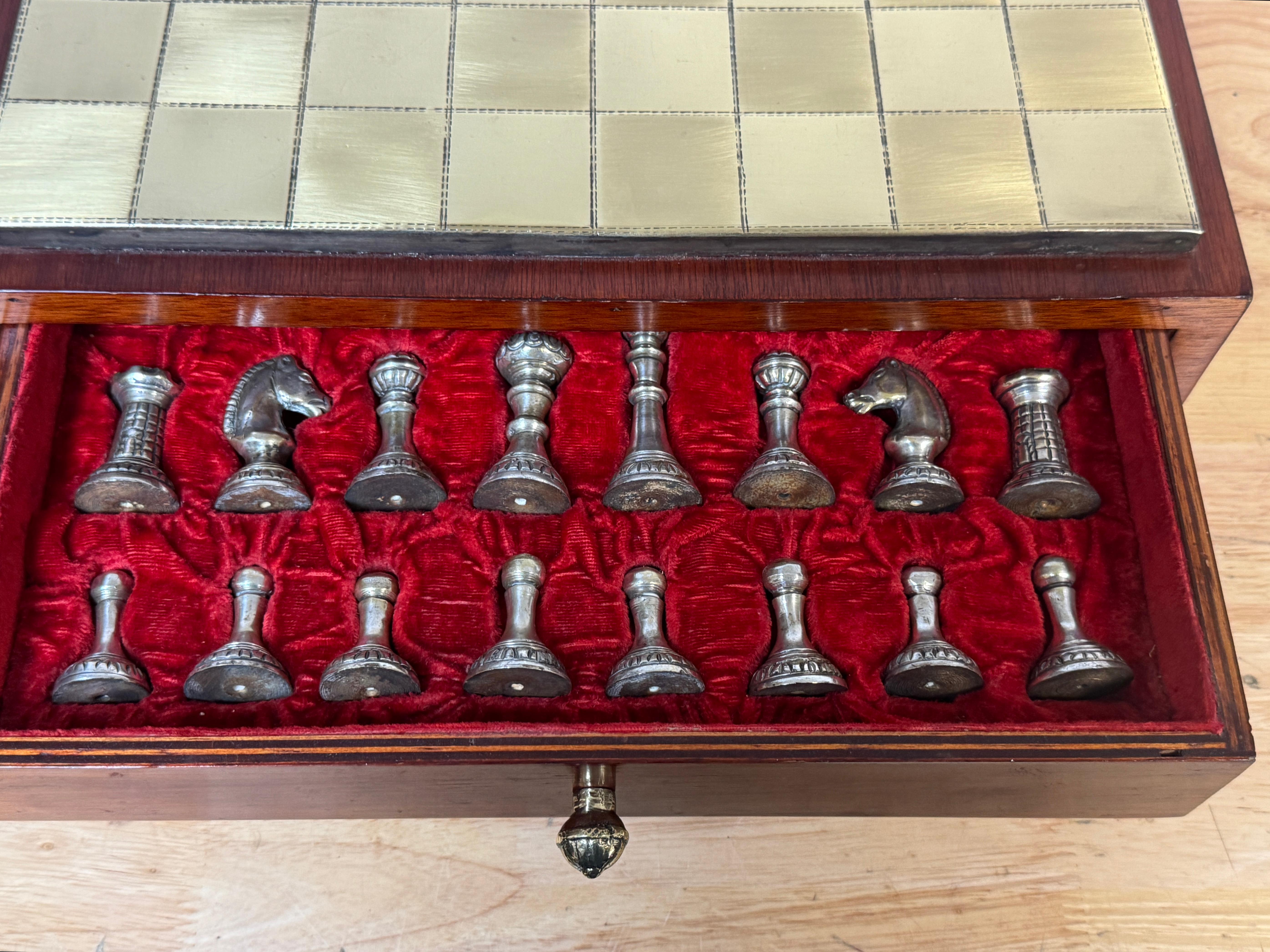 Set di scacchi neoclassico francese in bronzo dorato e argentato completo da tavolo in scatola in vendita 7