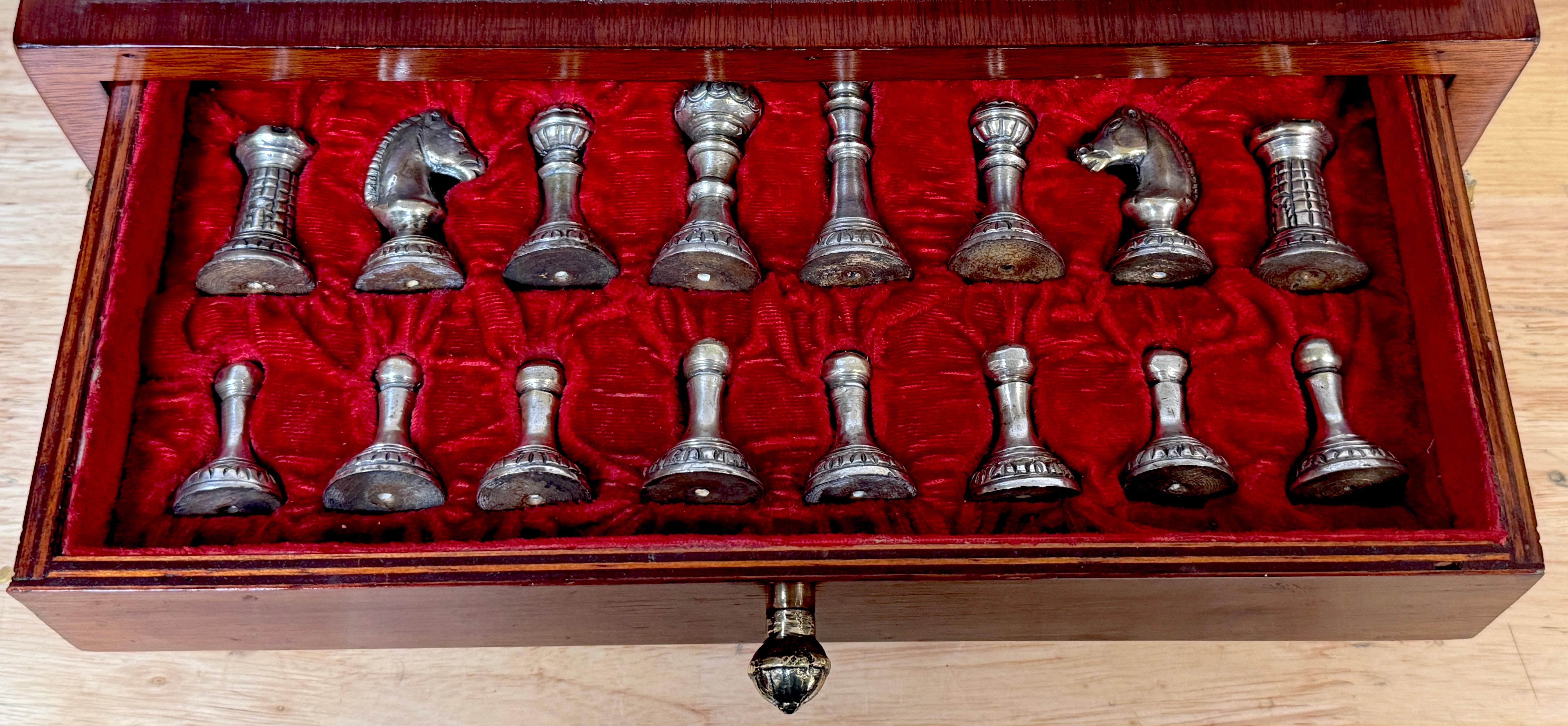 Set di scacchi neoclassico francese in bronzo dorato e argentato completo da tavolo in scatola in vendita 8