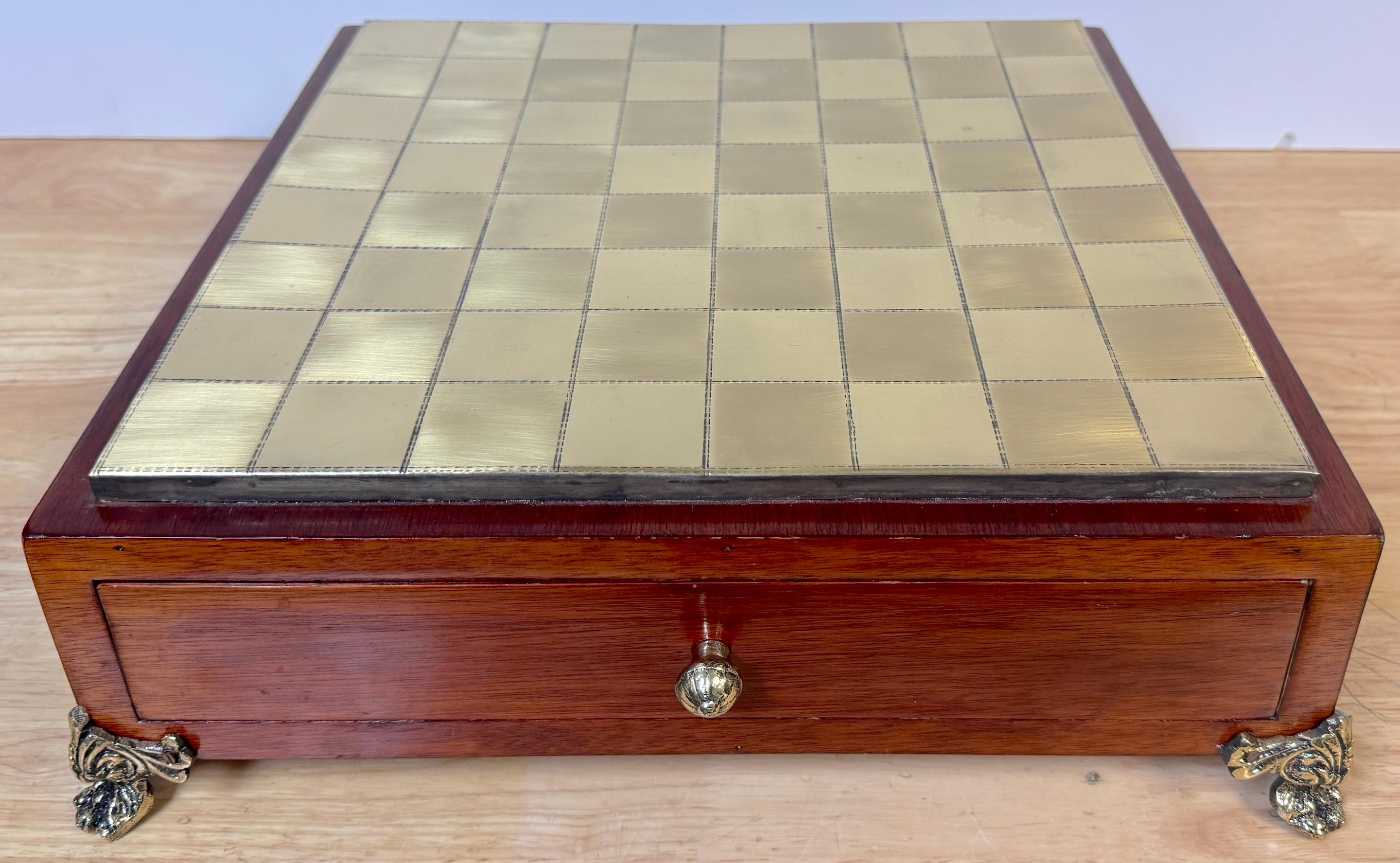 Set di scacchi neoclassico francese in bronzo dorato e argentato completo da tavolo in scatola in vendita 9