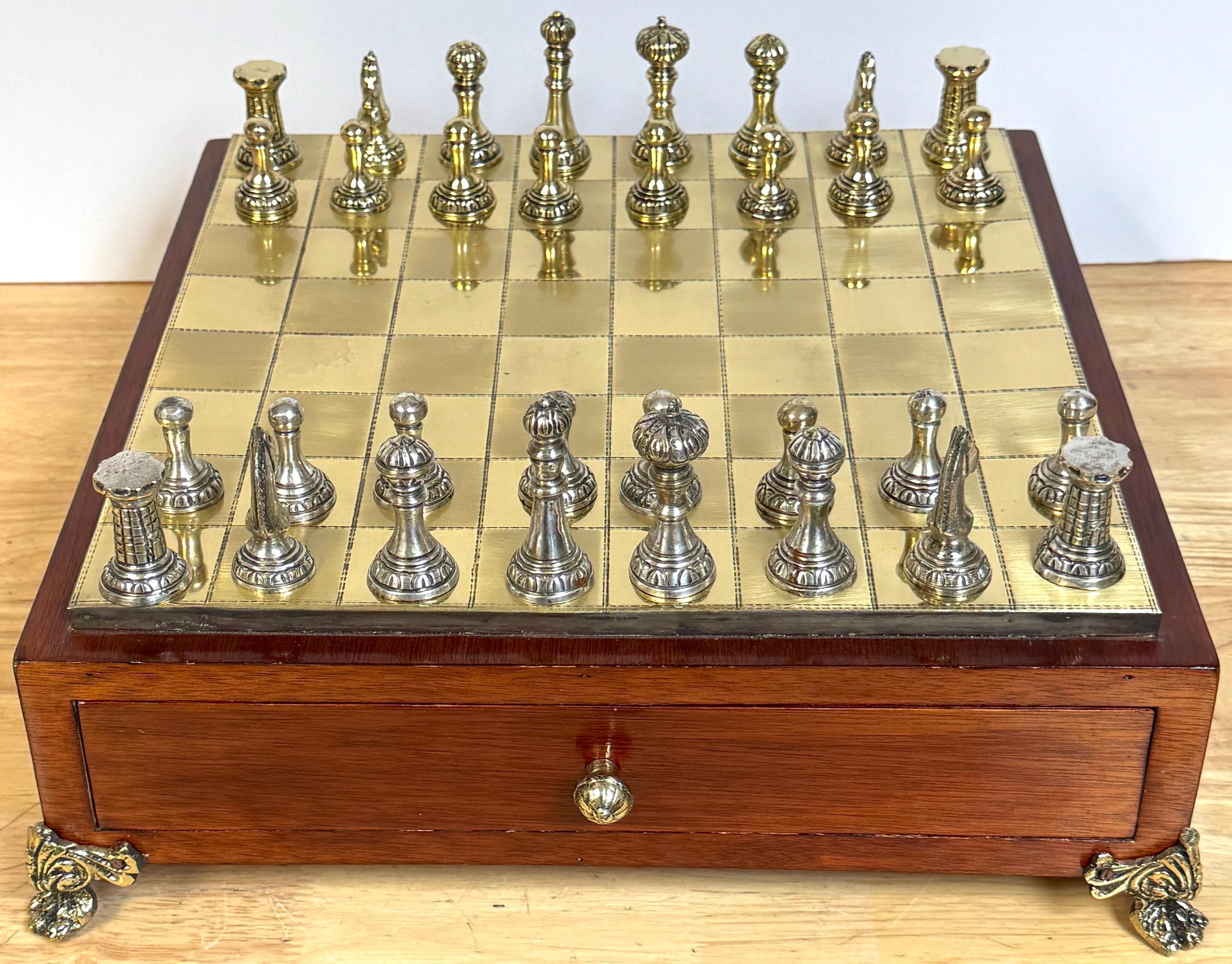 Set di scacchi neoclassico francese in bronzo dorato e argentato, 

Composto da 33 pezzi, 16 pezzi da gioco in bronzo dorato, 16 pezzi da gioco argentati e il piedistallo della scatola degli scacchi montata in bronzo.

Questo squisito set di scacchi