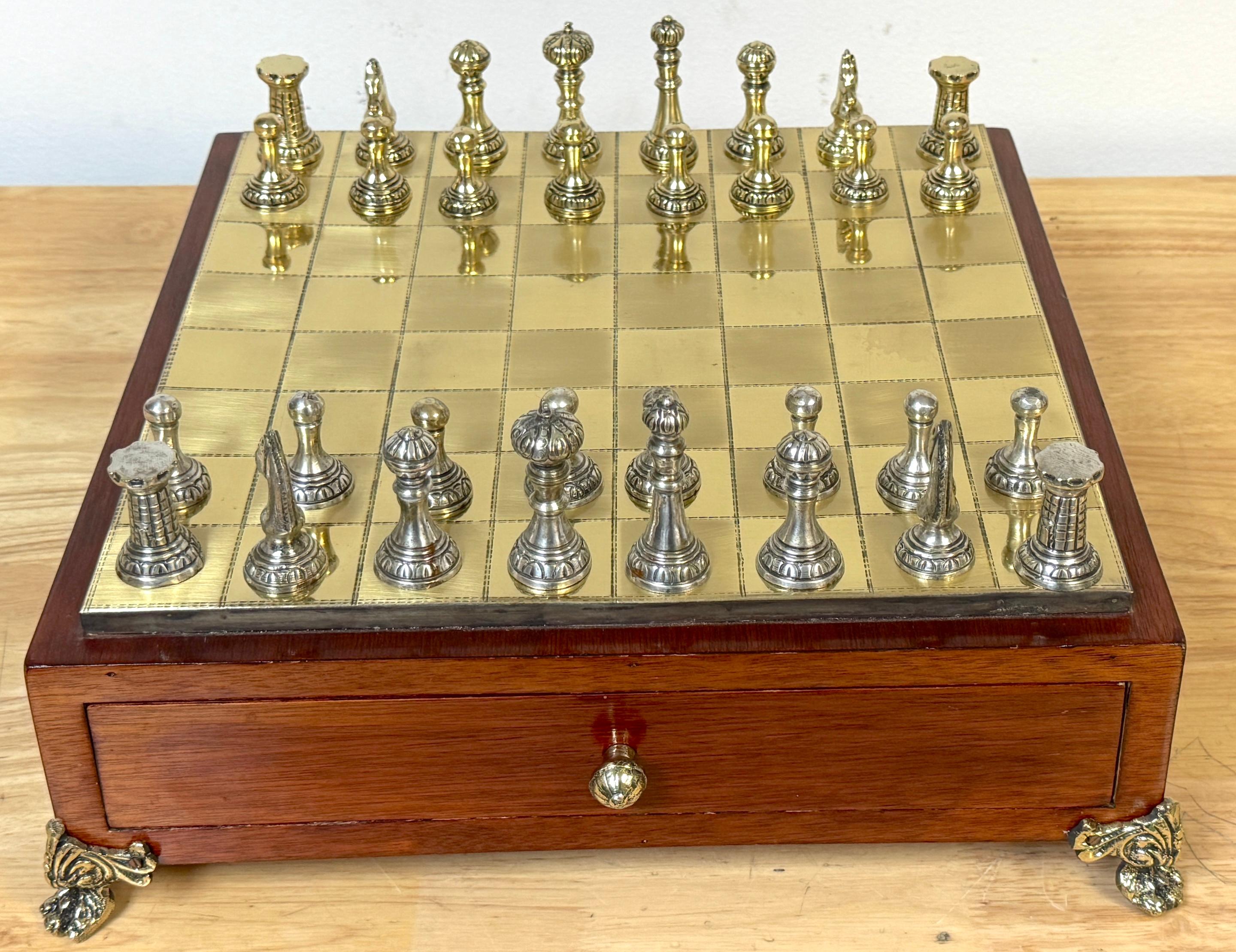 Francese Set di scacchi neoclassico francese in bronzo dorato e argentato completo da tavolo in scatola in vendita