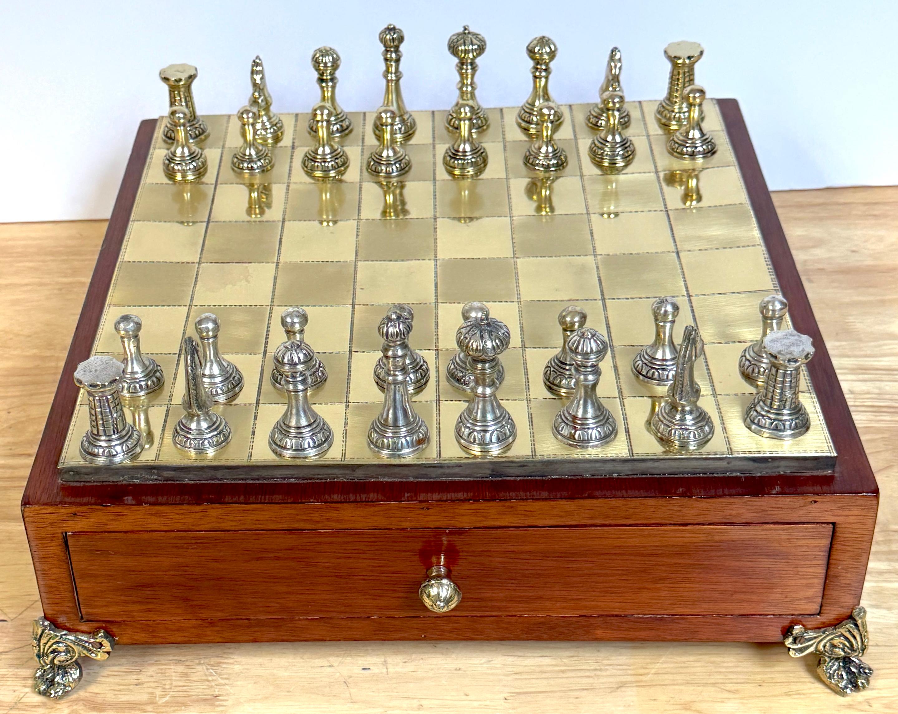 Calco Set di scacchi neoclassico francese in bronzo dorato e argentato completo da tavolo in scatola in vendita