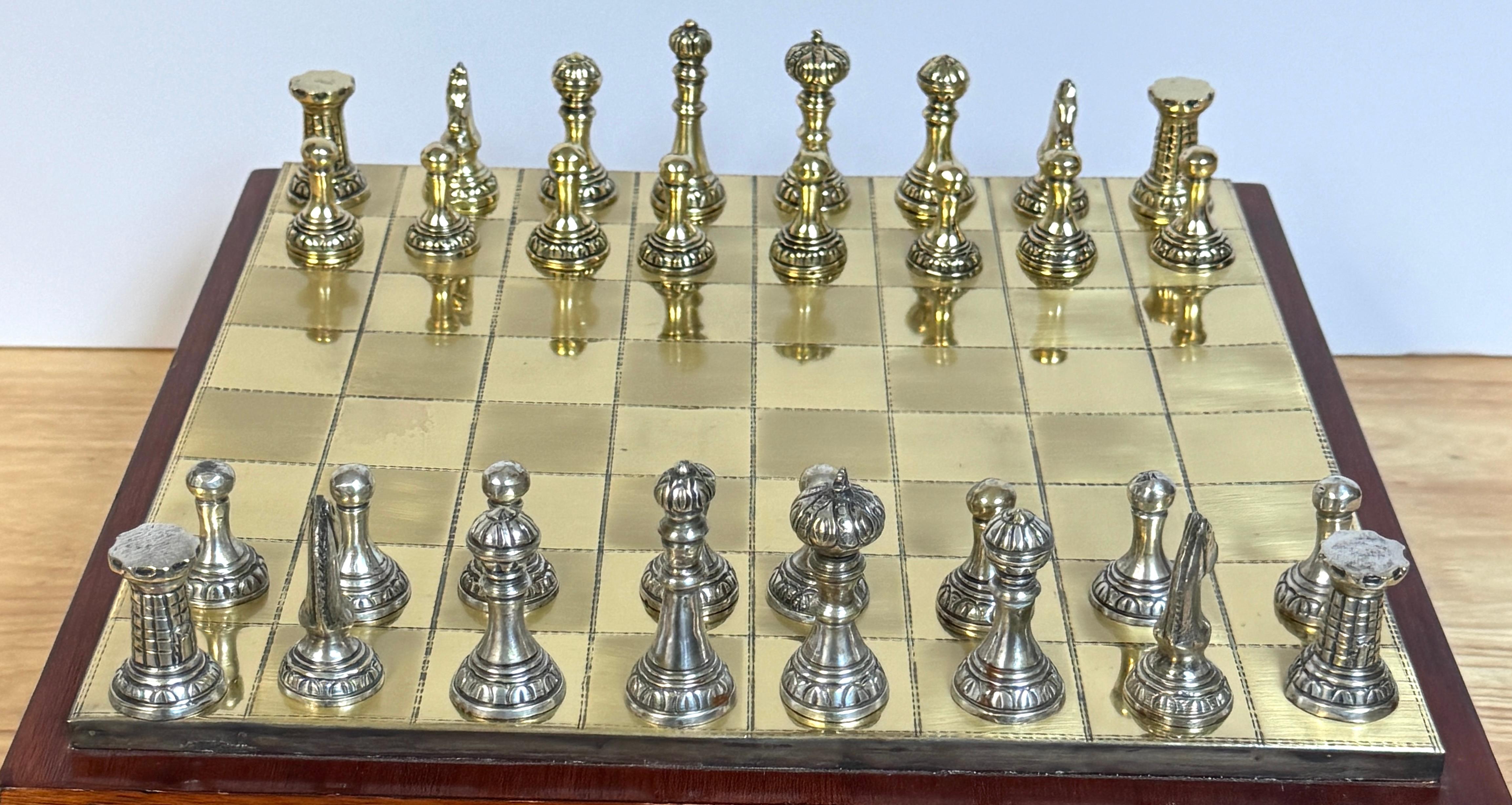 Set di scacchi neoclassico francese in bronzo dorato e argentato completo da tavolo in scatola In condizioni buone in vendita a West Palm Beach, FL