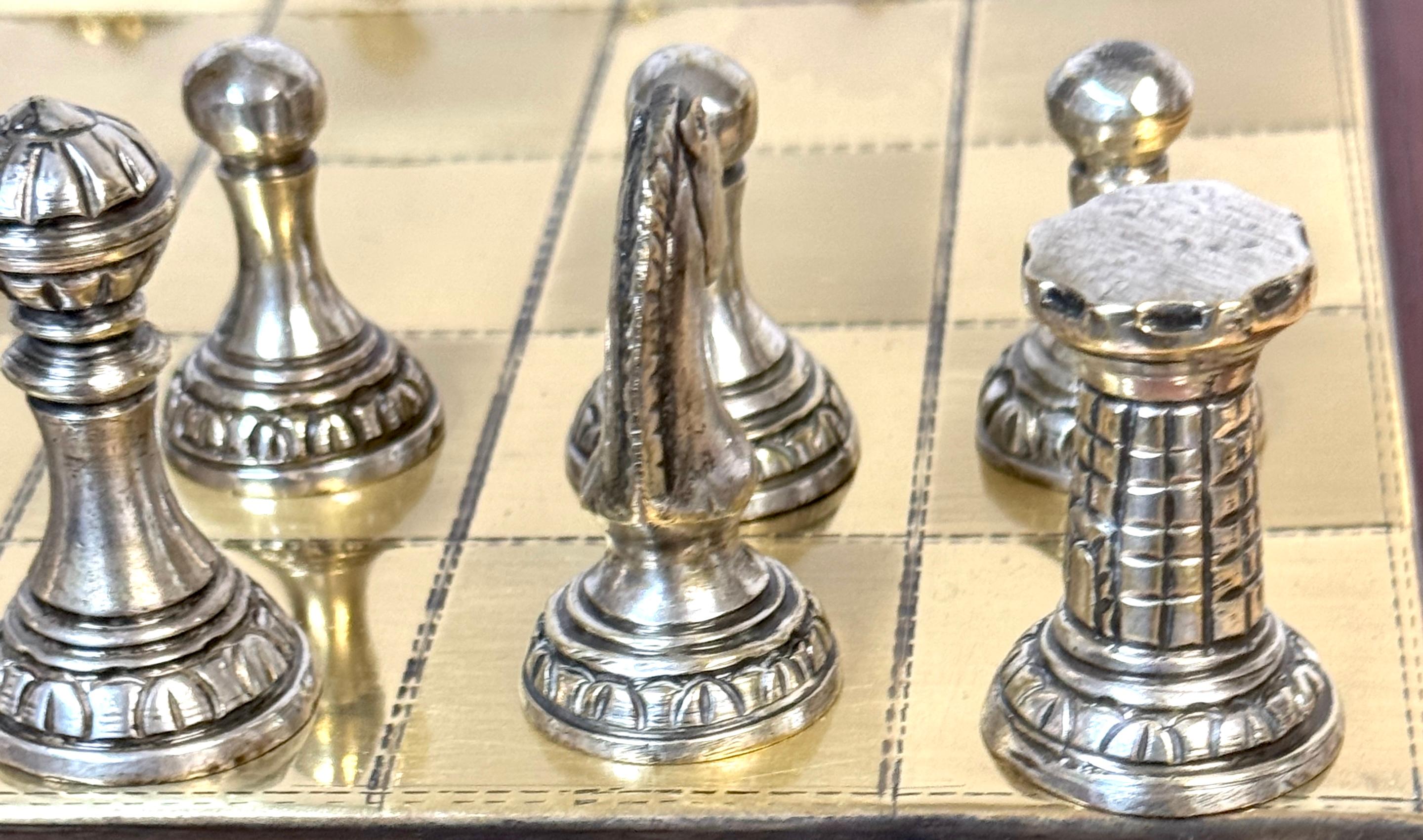 XX secolo Set di scacchi neoclassico francese in bronzo dorato e argentato completo da tavolo in scatola in vendita