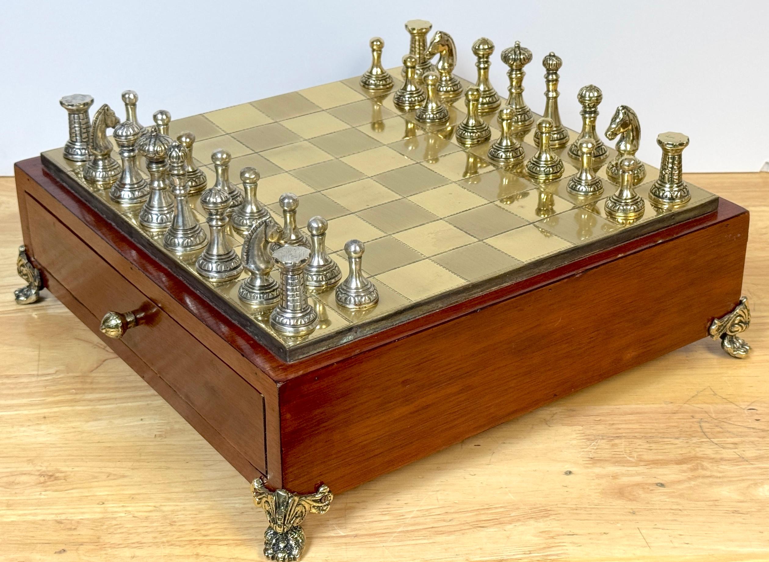 Bronzo Set di scacchi neoclassico francese in bronzo dorato e argentato completo da tavolo in scatola in vendita