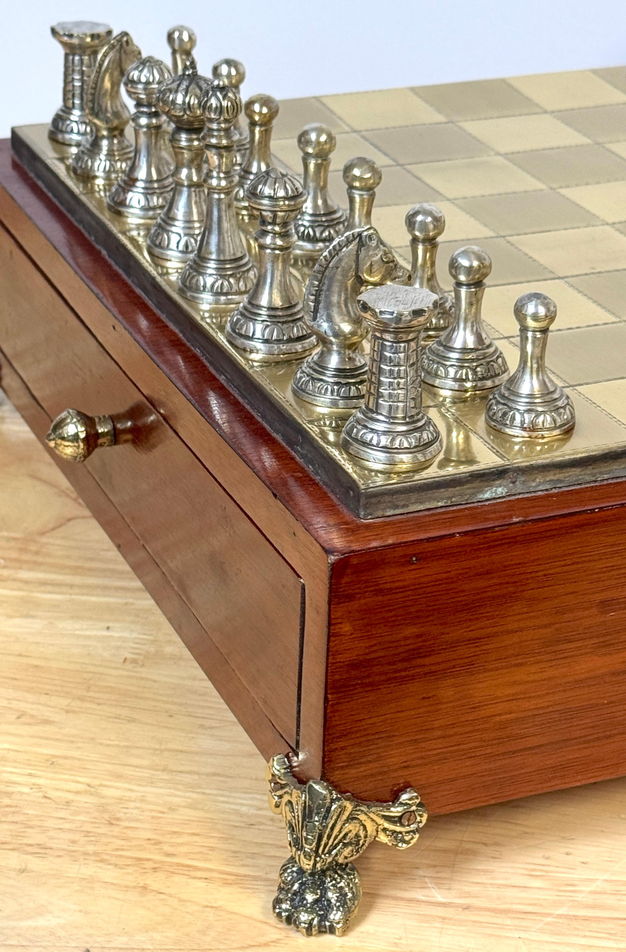 Set di scacchi neoclassico francese in bronzo dorato e argentato completo da tavolo in scatola in vendita 1