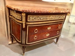 Commode française néoclassique de style Louis XVI en acajou avec ferrures en bronze doré