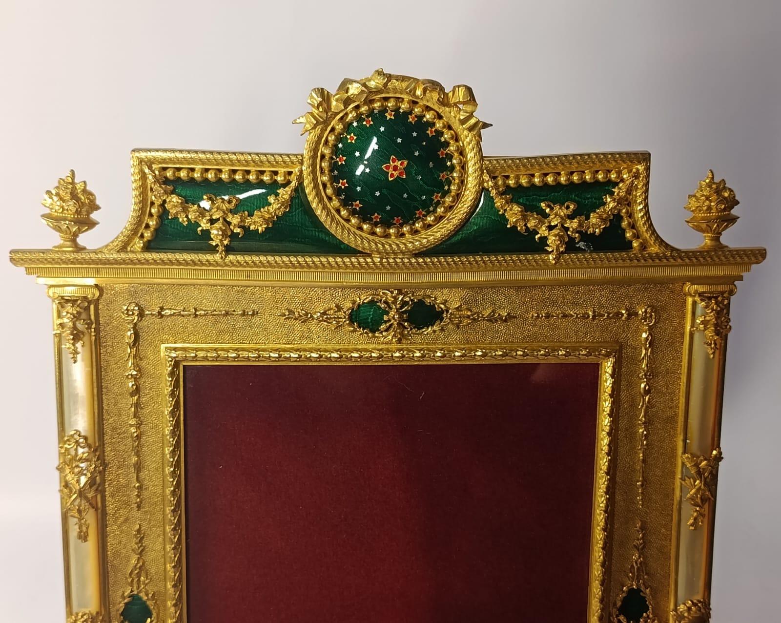Neoclassical French Photo Frame, circa 1900
This exquisite French neoclassical photo frame dates back to around 1900 and is crafted in gilt bronze with fine green enamel details. The enamel is in perfect condition, preserving its original elegance
