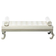 Sofá-cama neoclásico de estilo francés con tema de león en piel blanca marfil acolchada