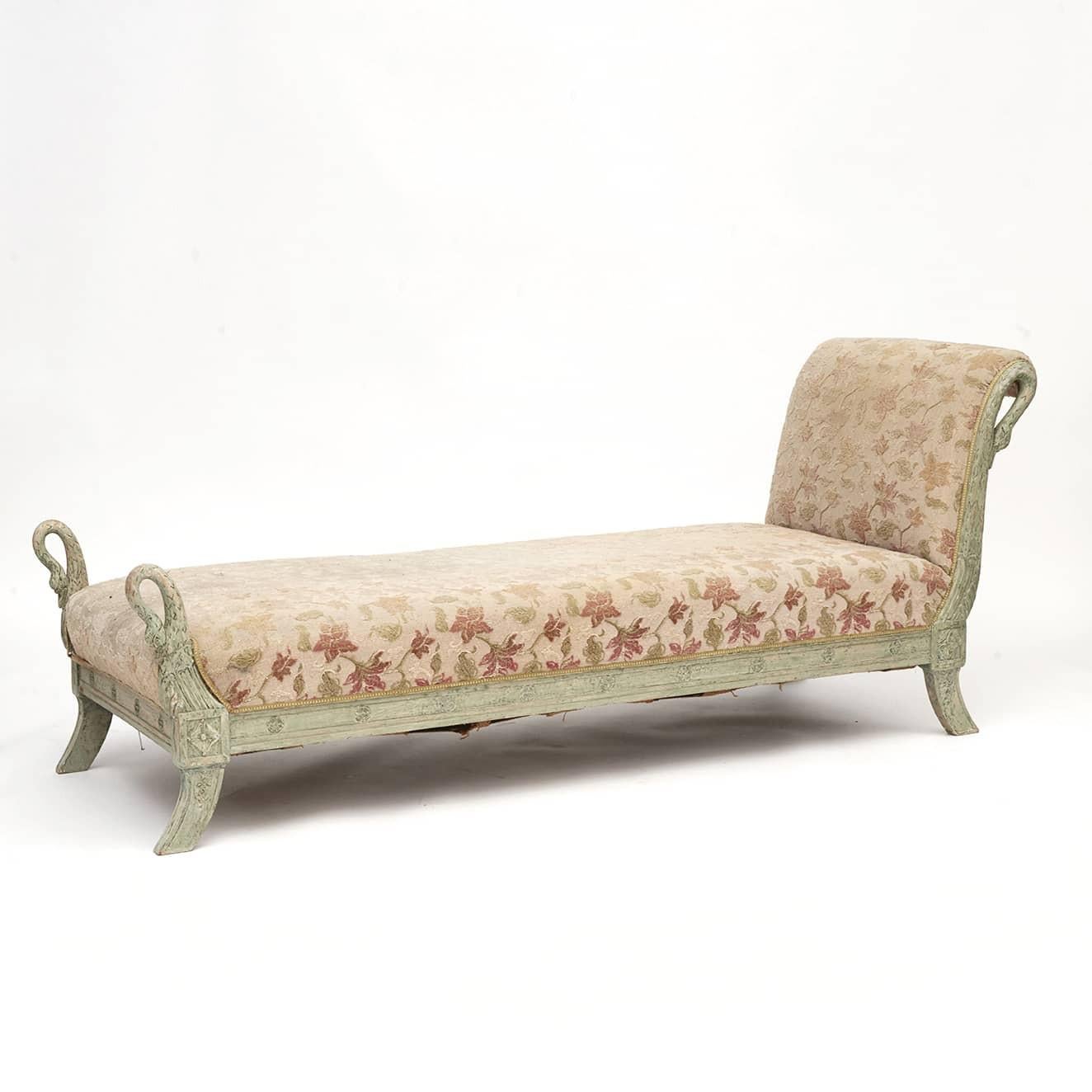 Neoclassical French swaneneck recamier.
Decorative and elegant made in beech wood with beautiful carving work. Scraped to original light green color.

France 1820 -1830.

NB:
Fabric on the mattress and back is worn and colures faded needs