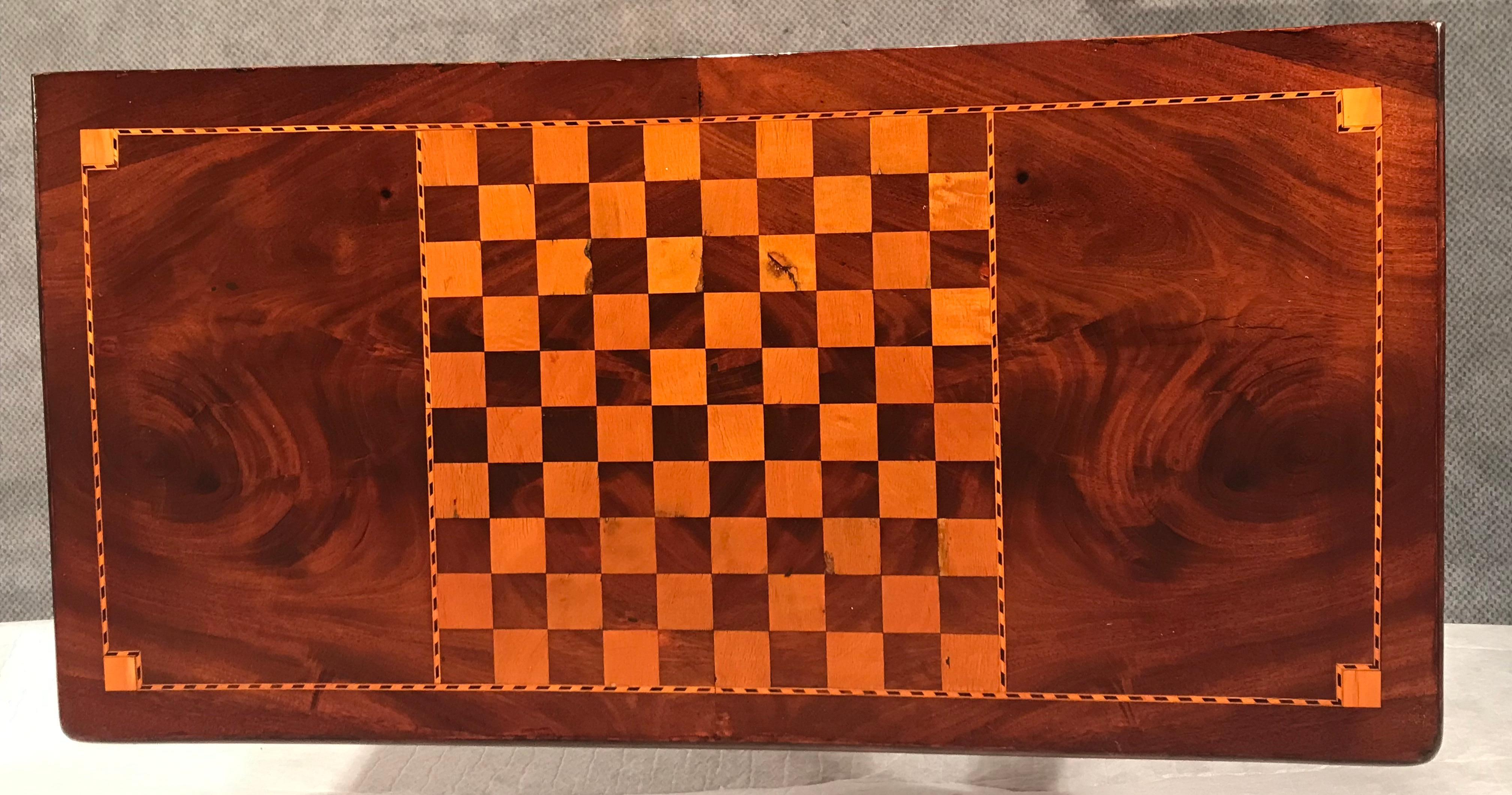 Marqueterie Table de jeu néoclassique, France, 1810-20, acajou en vente