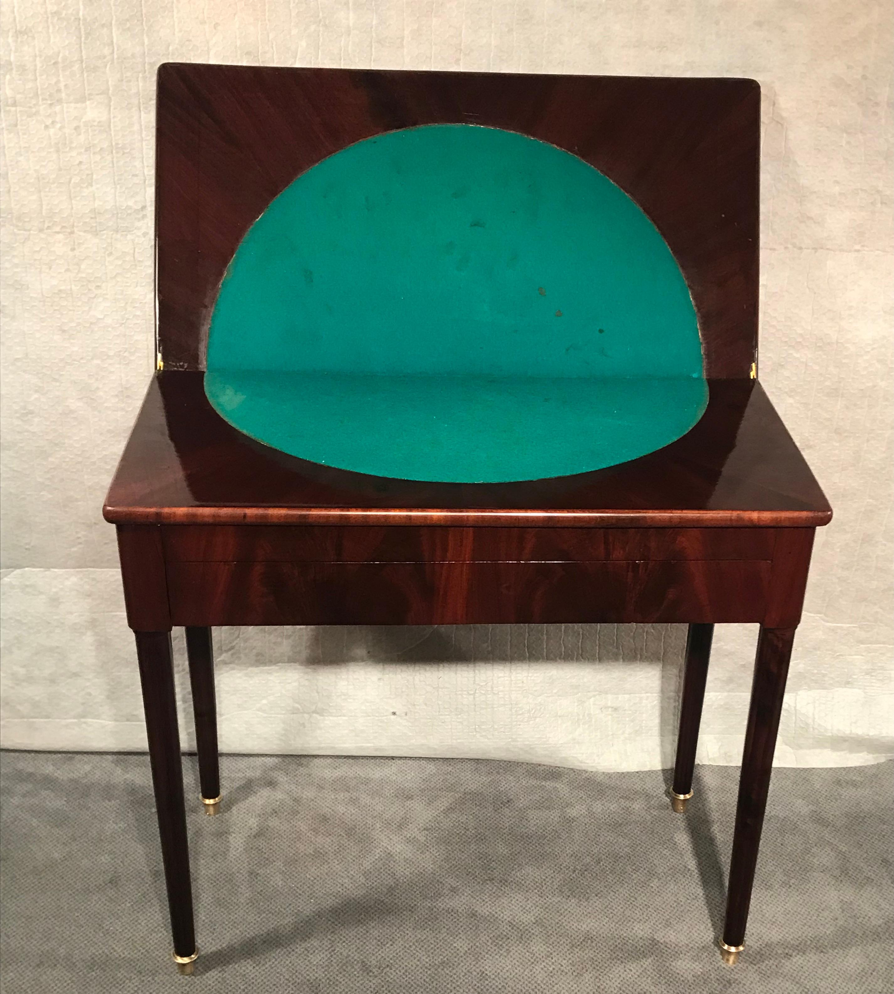Table de jeu néoclassique, France, 1810-20, acajou Bon état - En vente à Belmont, MA