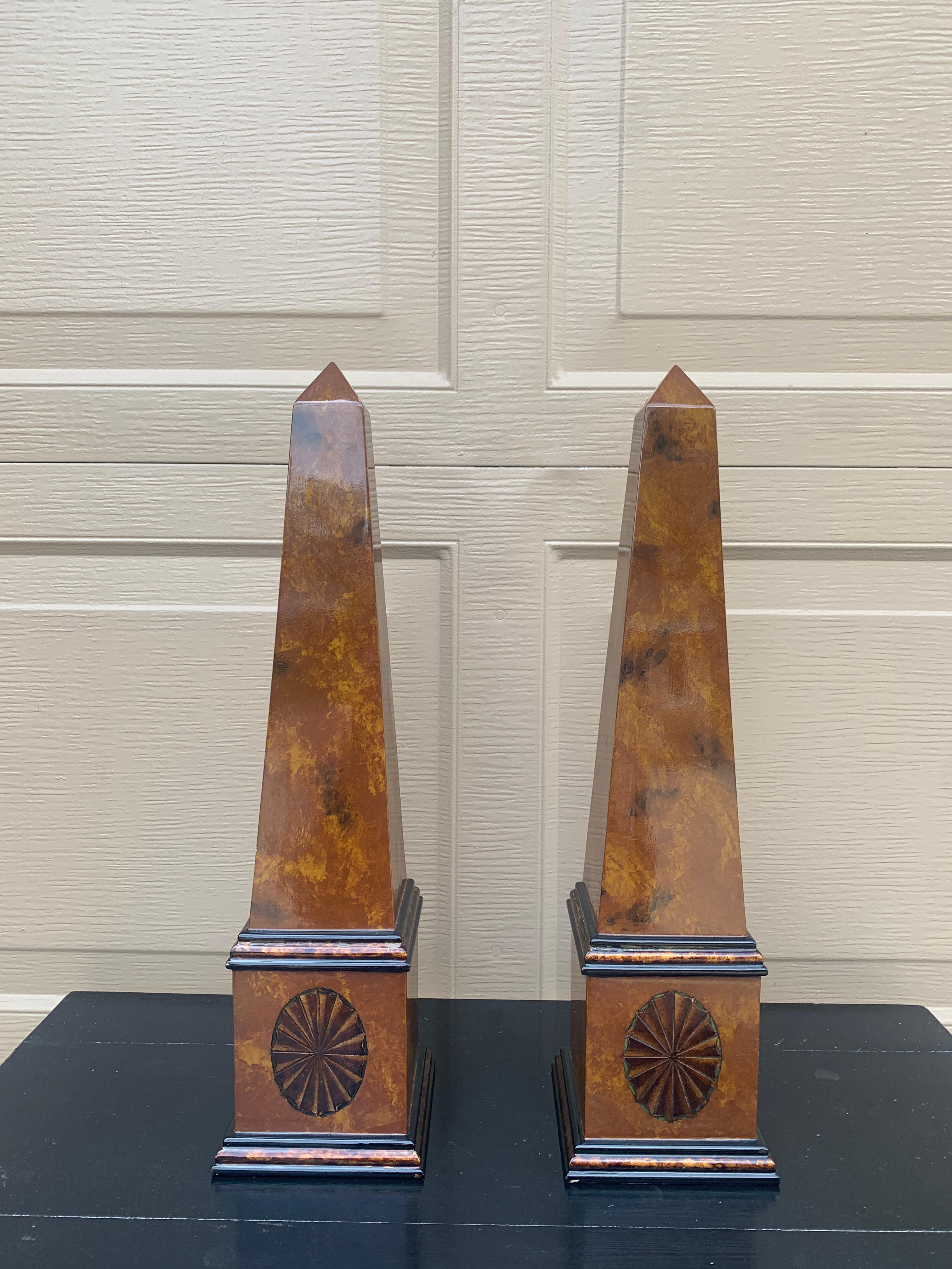 Impresionante par de obeliscos de madera lacada con incrustaciones de estilo neoclásico, Grand Tour o georgiano

Finales del siglo XX

Medidas: 4,63