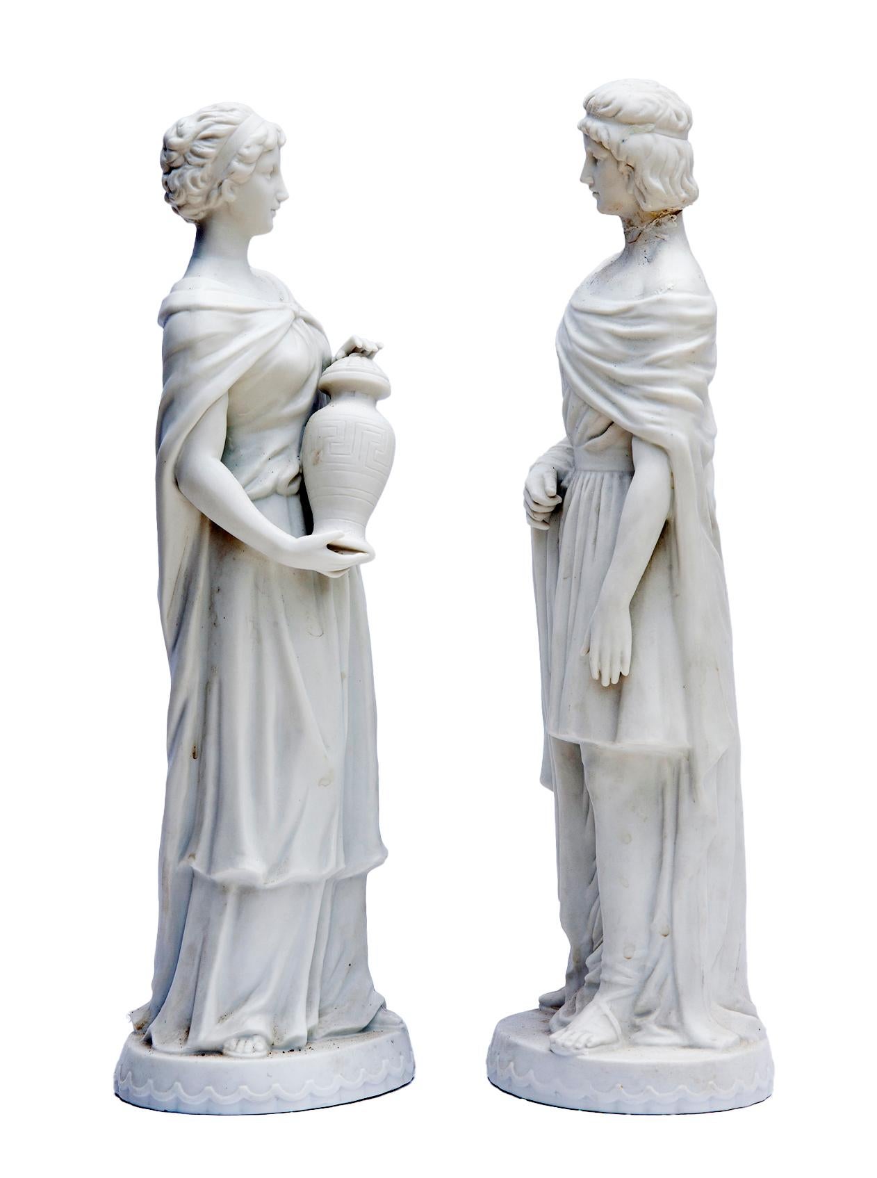 Statuette neoclassiche in porcellana parigina di bisquit. Una coppia composta da una musa femminile e da un uomo romano o greco drappeggiato.
CIRCA l'inizio del XX secolo Figurina romana/greca in porcellana di bisquit neoclassica Figurina