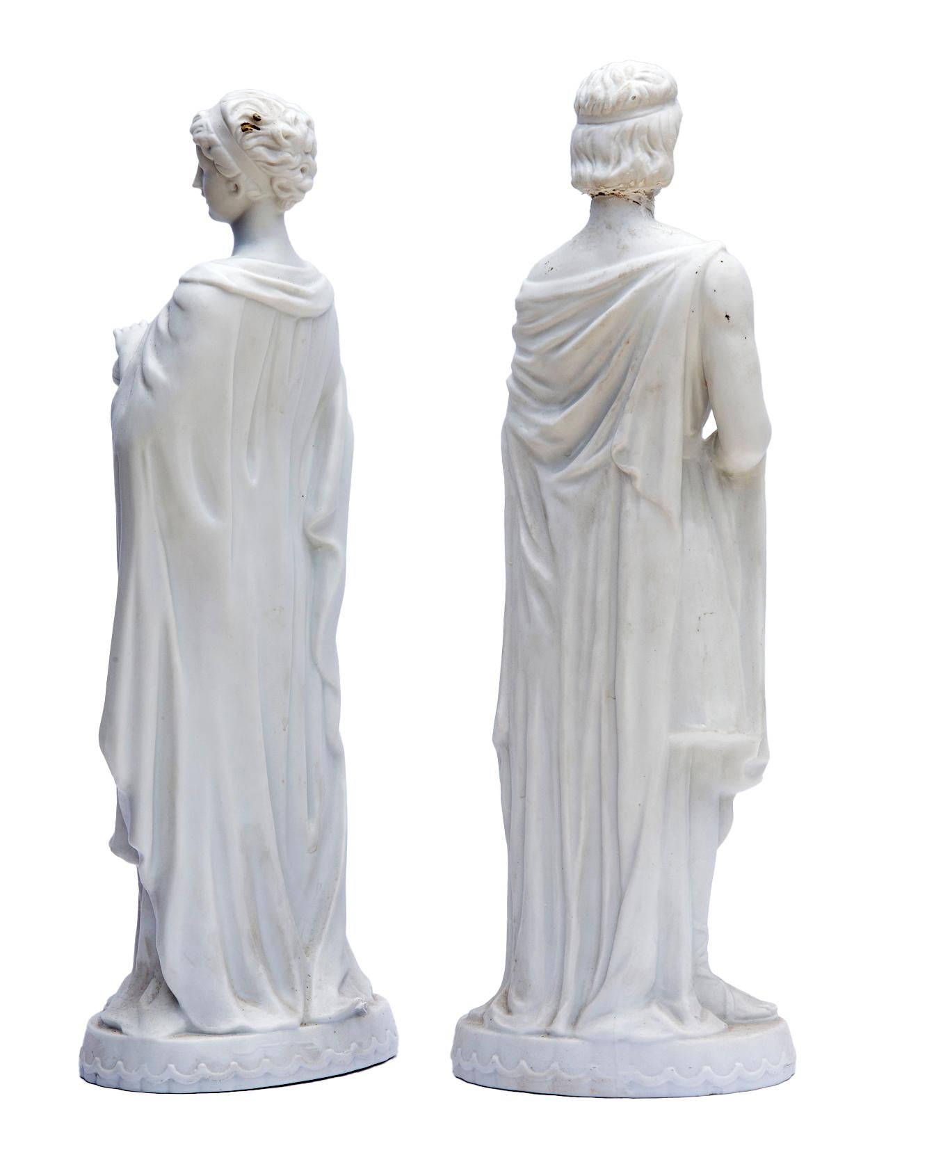 Neoclassico Statuette neoclassiche tedesche in bisquit; una coppia. in vendita