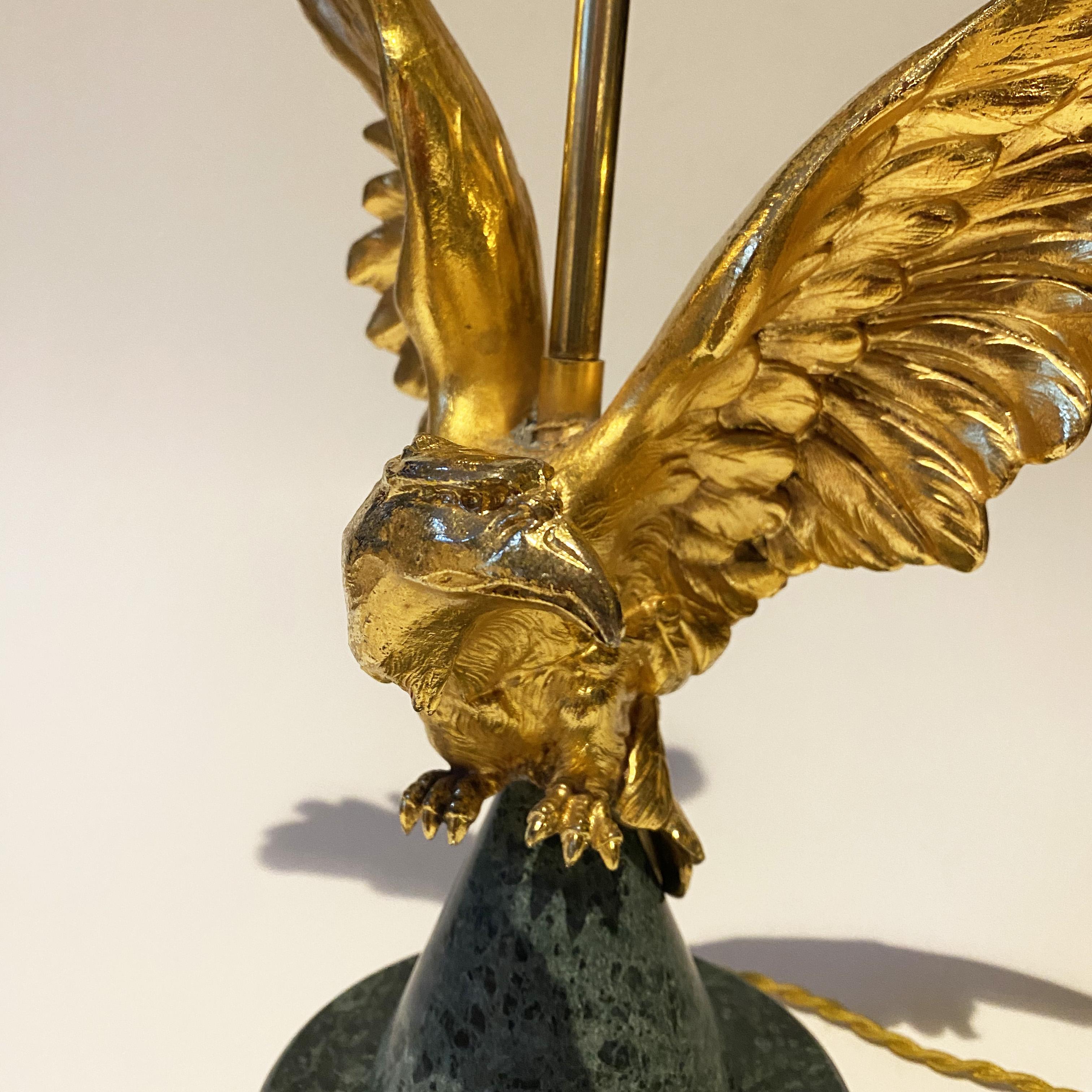 Français Lampe néoclassique avec aigle doré dans le style de la Maison Charles, 1970 en vente