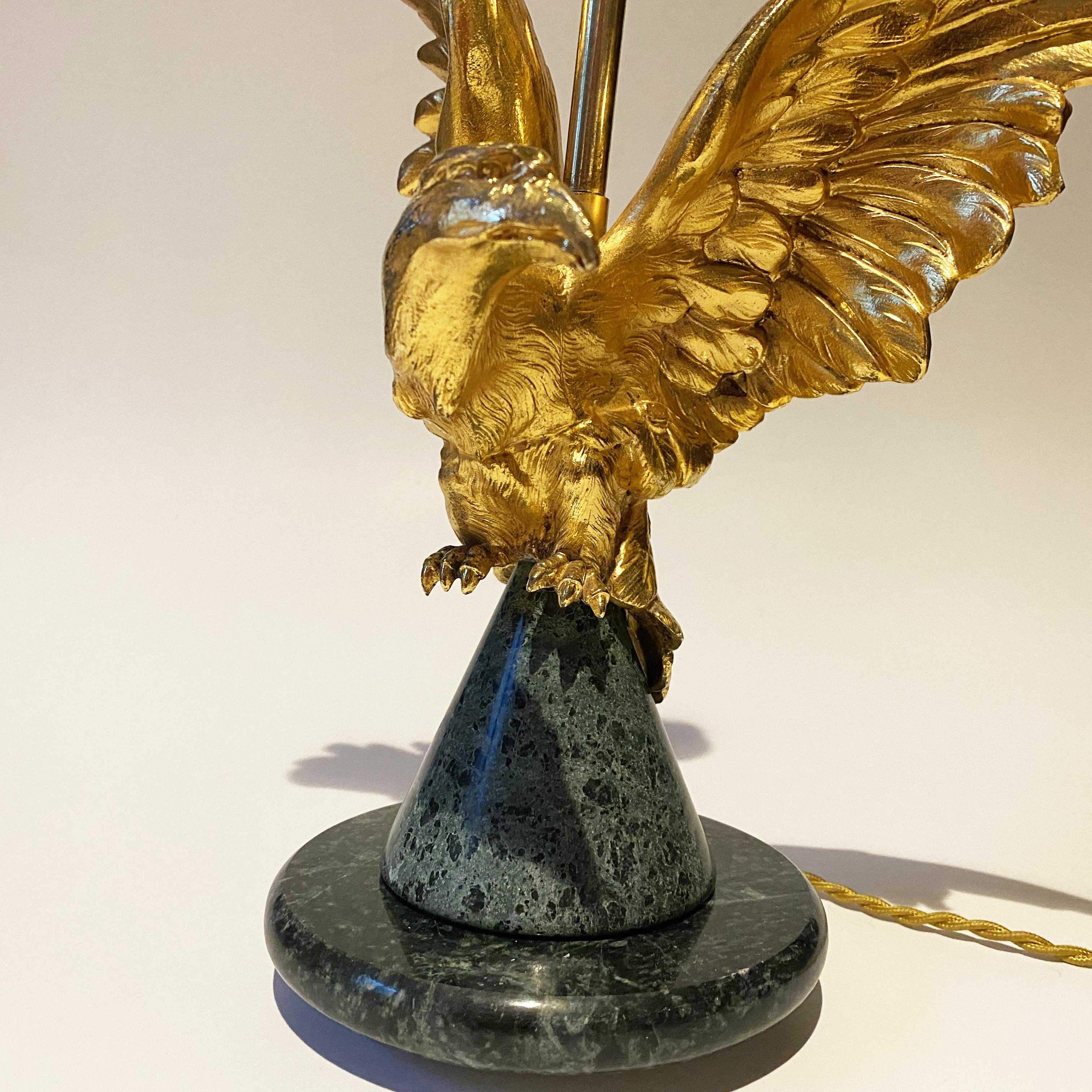 Lampe néoclassique avec aigle doré dans le style de la Maison Charles, 1970 en vente 1