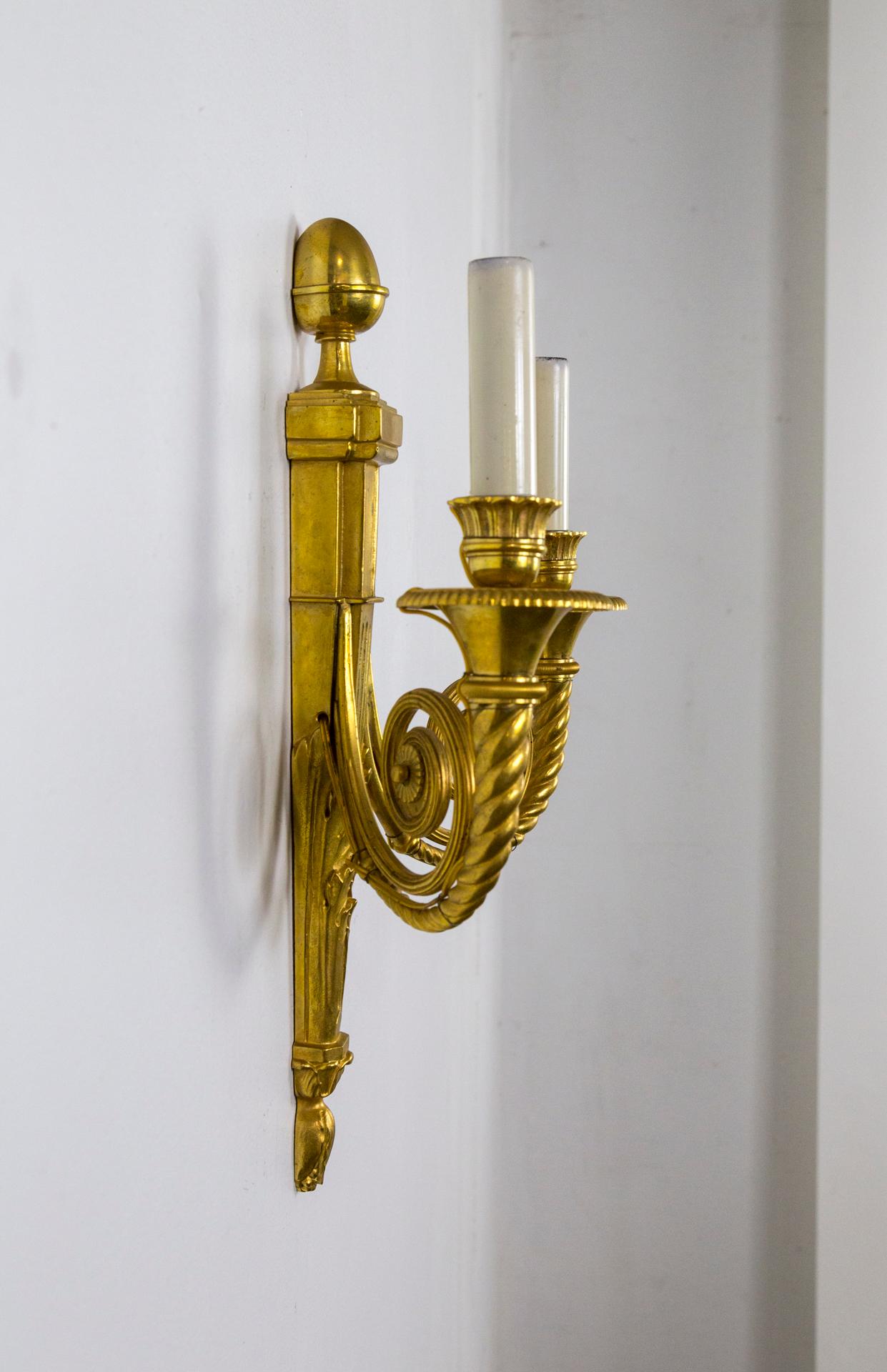 Paire d'appliques néoclassiques en bronze doré à 2 bras en forme de spirale de style néoclassique en vente 3