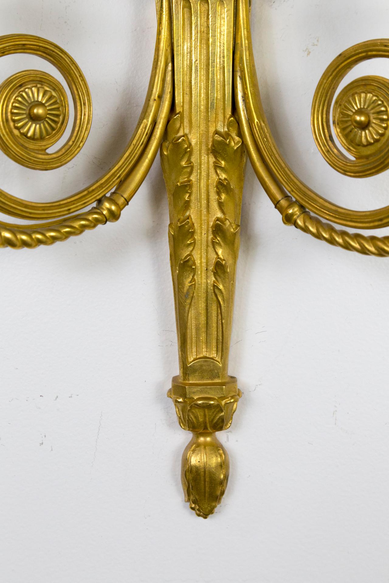 Paire d'appliques néoclassiques en bronze doré à 2 bras en forme de spirale de style néoclassique en vente 4