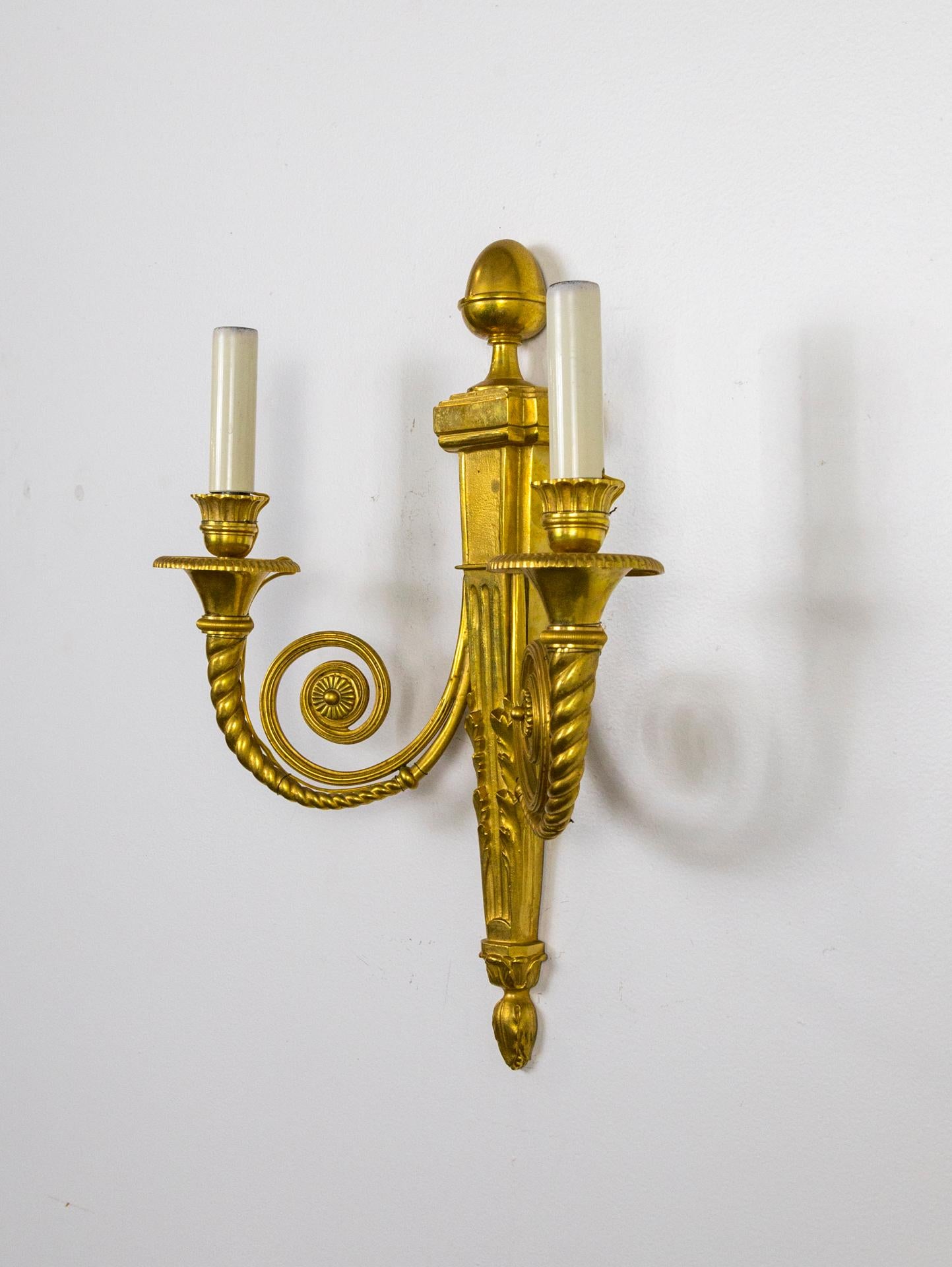 Néoclassique Paire d'appliques néoclassiques en bronze doré à 2 bras en forme de spirale de style néoclassique en vente