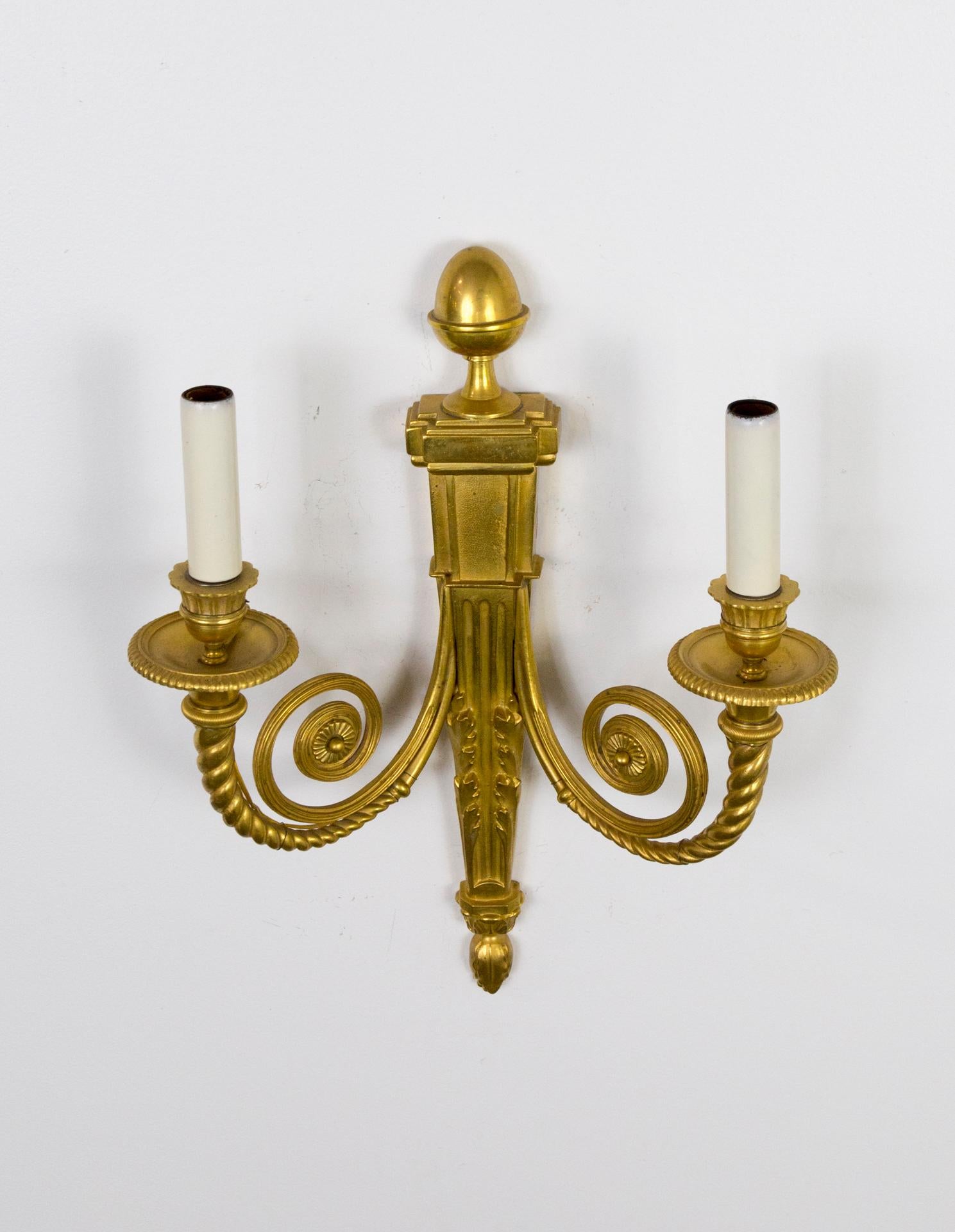 Paire d'appliques néoclassiques en bronze doré à 2 bras en forme de spirale de style néoclassique Bon état - En vente à San Francisco, CA