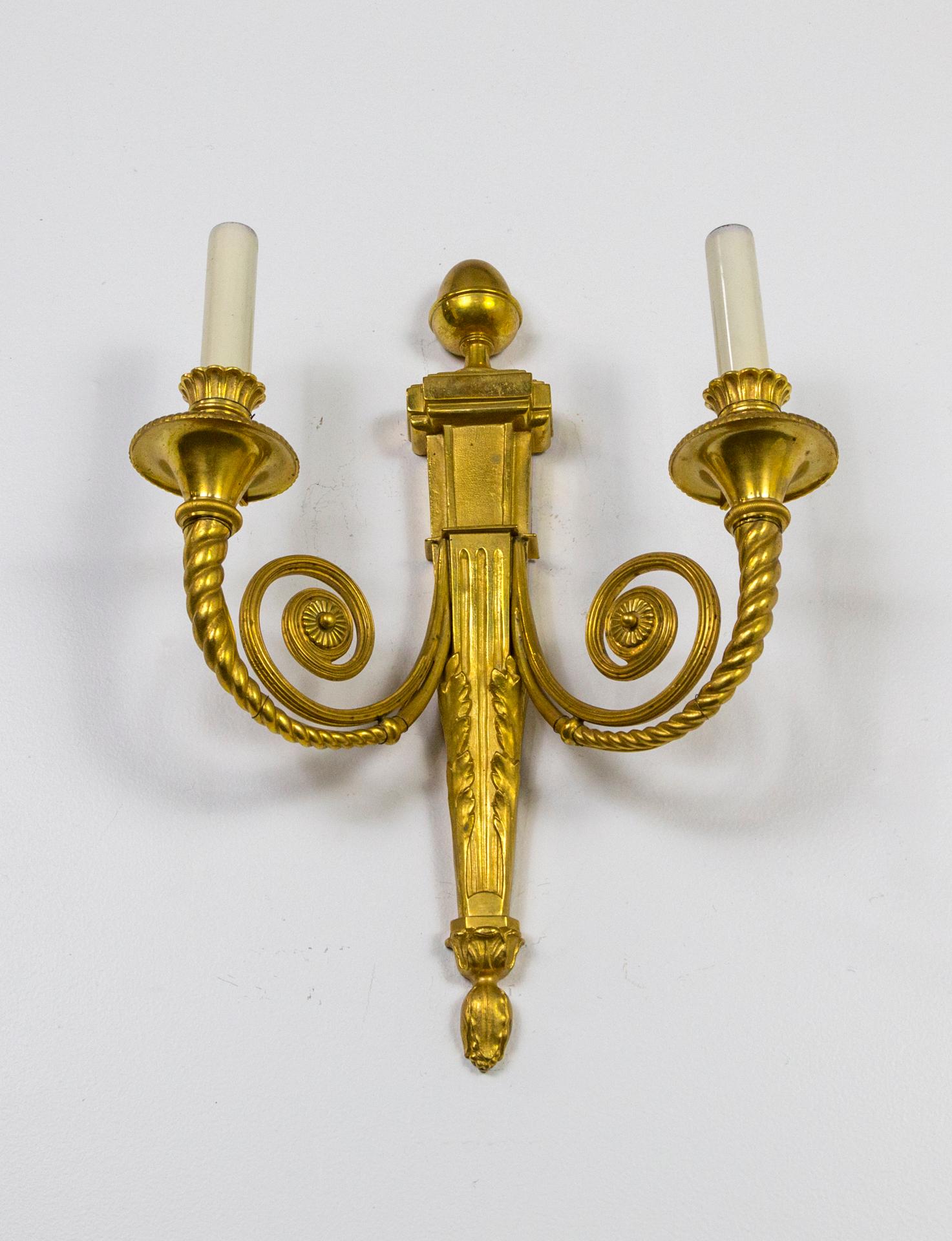 Début du 20ème siècle Paire d'appliques néoclassiques en bronze doré à 2 bras en forme de spirale de style néoclassique en vente