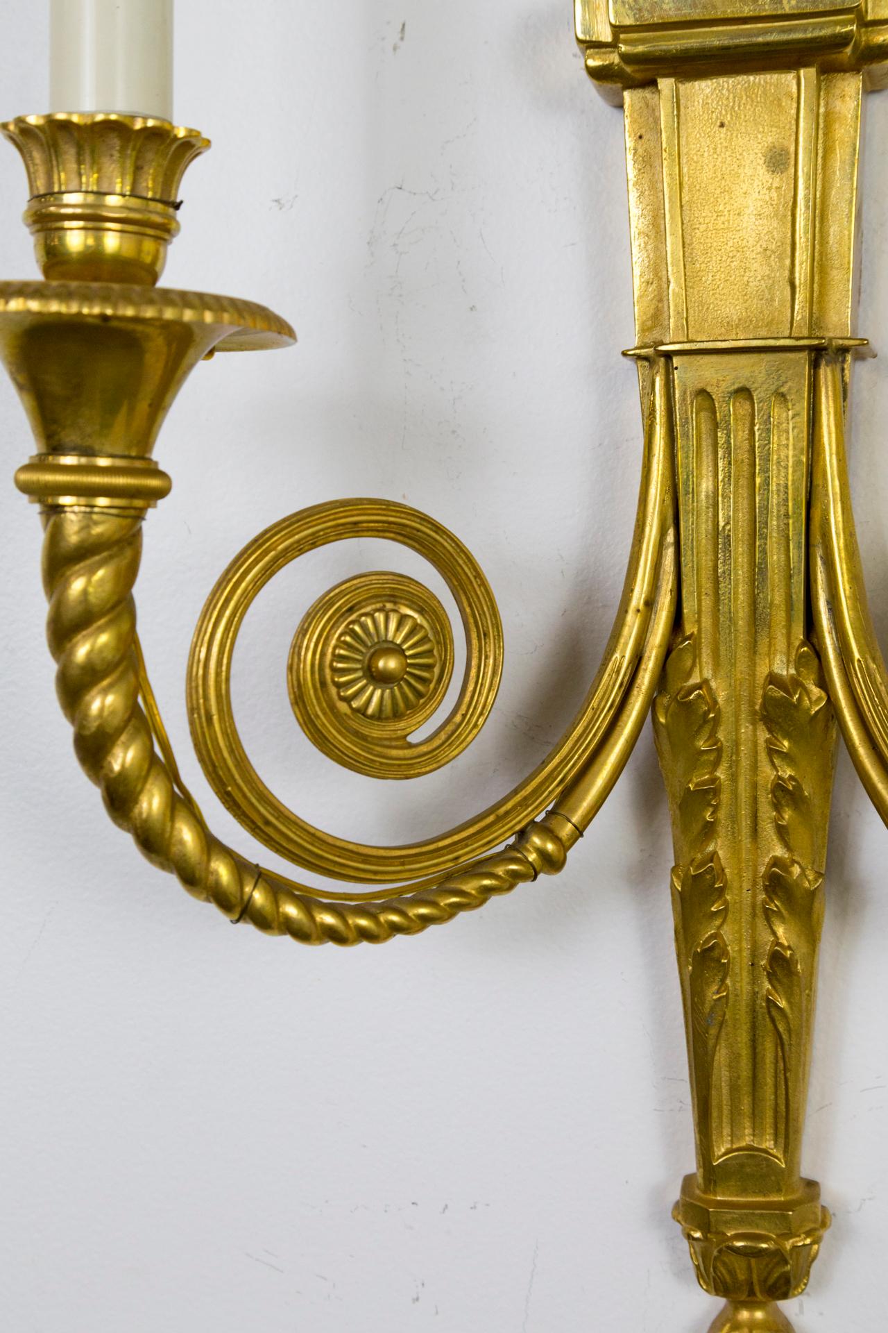 Bronze Paire d'appliques néoclassiques en bronze doré à 2 bras en forme de spirale de style néoclassique en vente