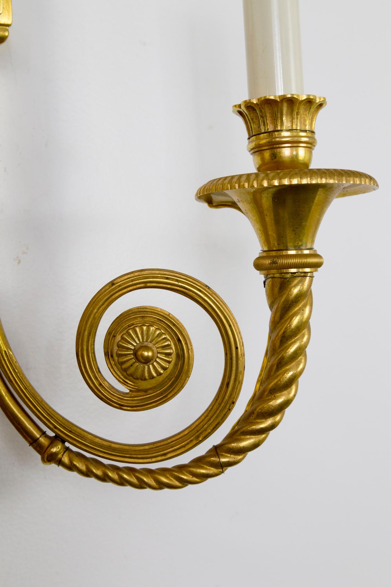 Paire d'appliques néoclassiques en bronze doré à 2 bras en forme de spirale de style néoclassique en vente 1