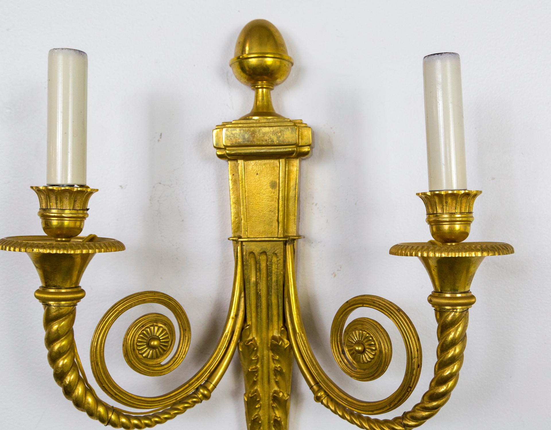 Paire d'appliques néoclassiques en bronze doré à 2 bras en forme de spirale de style néoclassique en vente 2