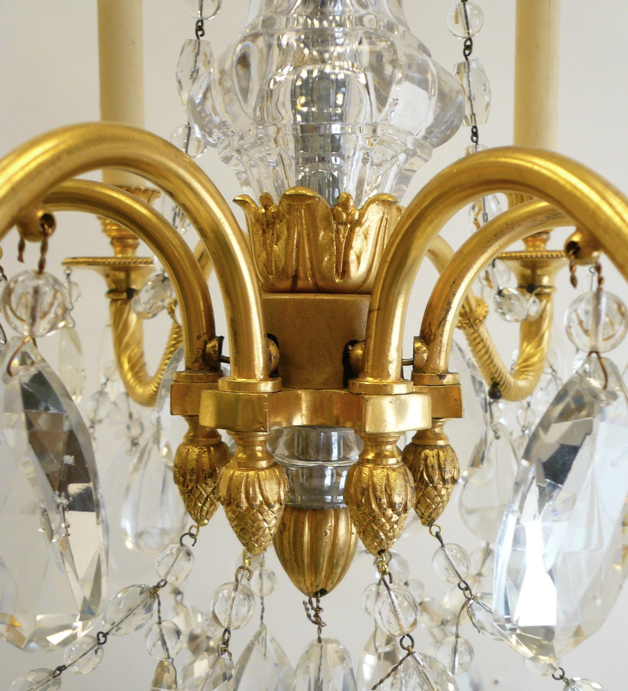 Sfaccettato Lampadario neoclassico in bronzo dorato e cristallo di E. F. A Caldwell in vendita