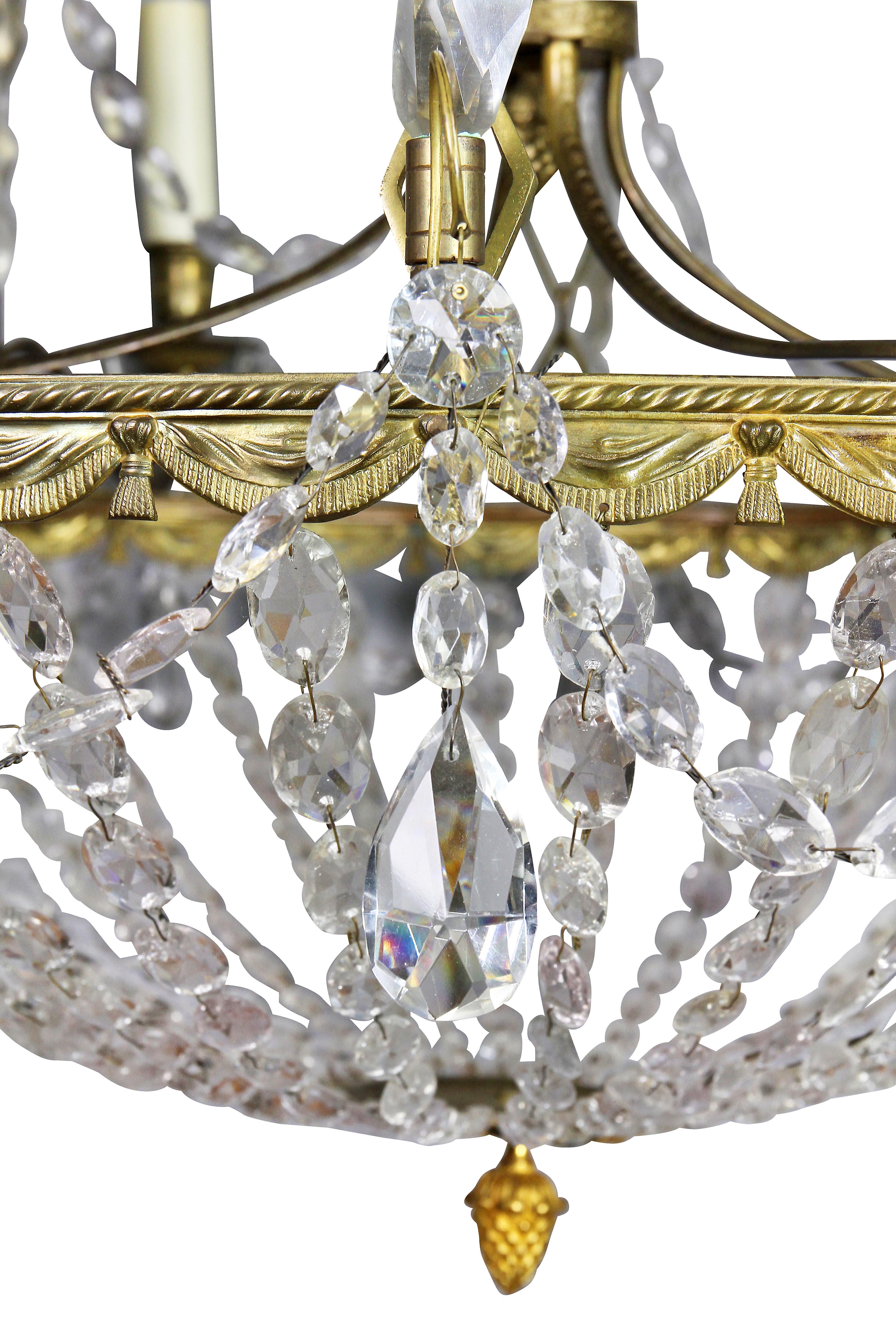 Lampadario neoclassico in bronzo dorato e vetro tagliato in vendita 3