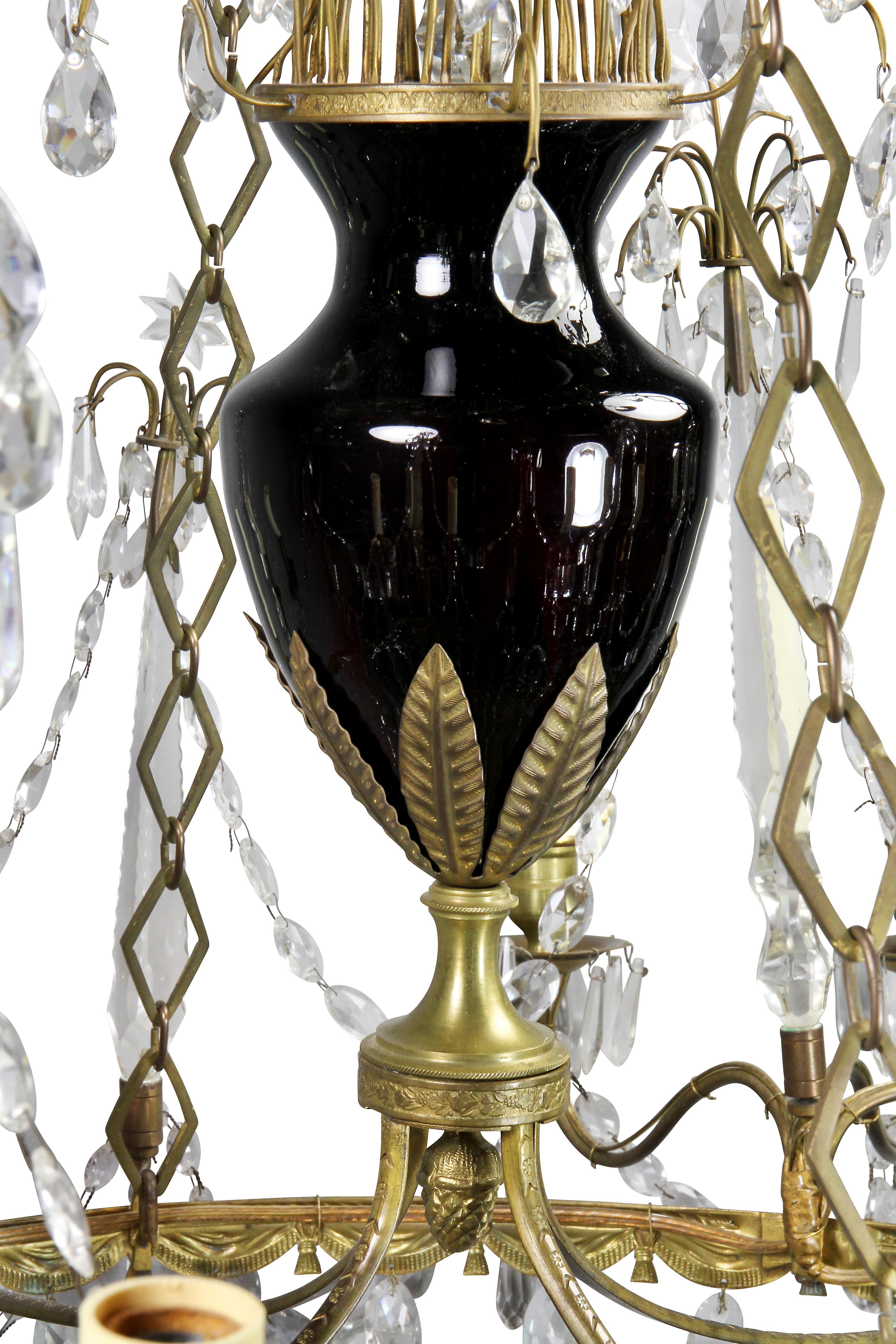 Baltico Lampadario neoclassico in bronzo dorato e vetro tagliato in vendita