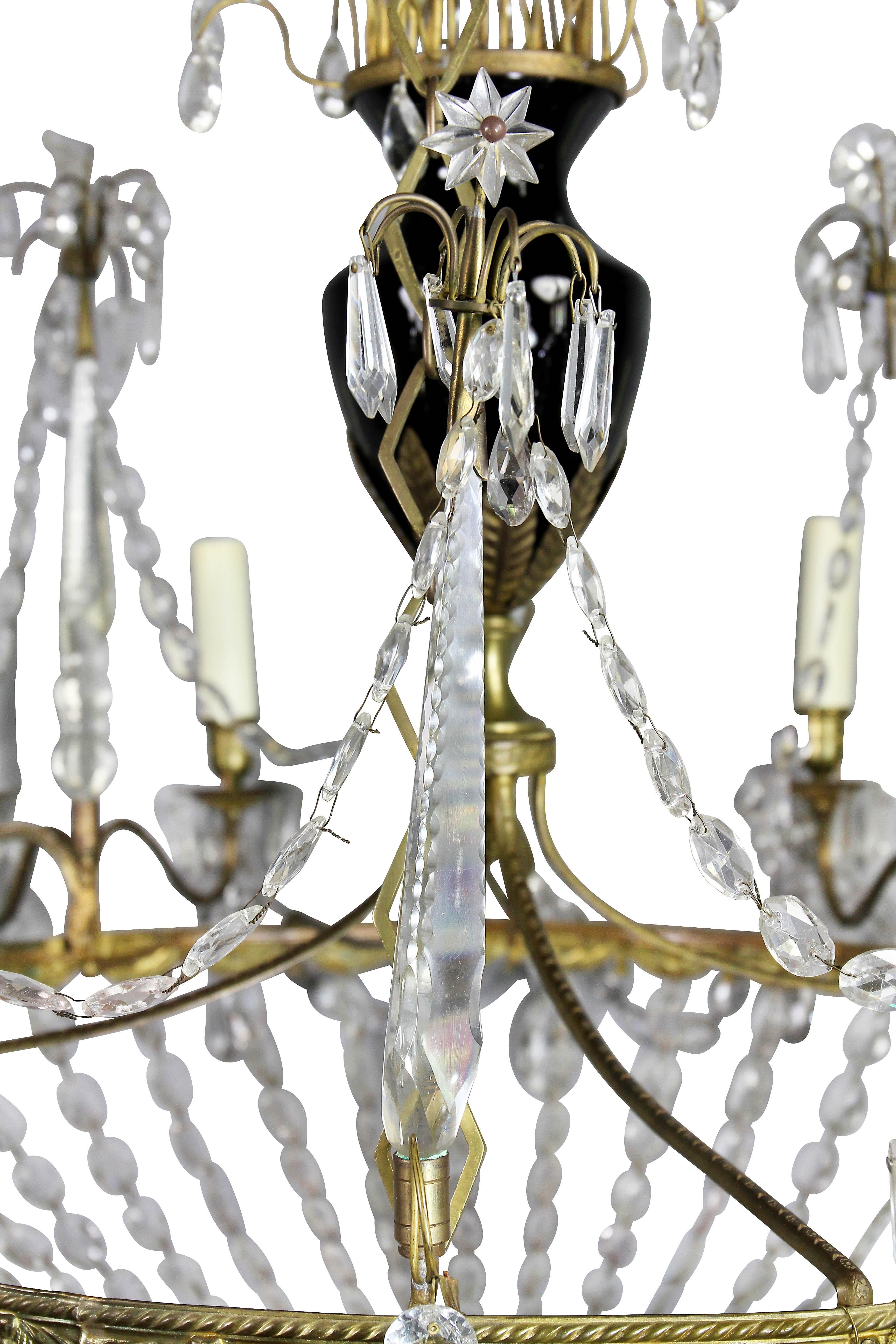 XIX secolo Lampadario neoclassico in bronzo dorato e vetro tagliato in vendita