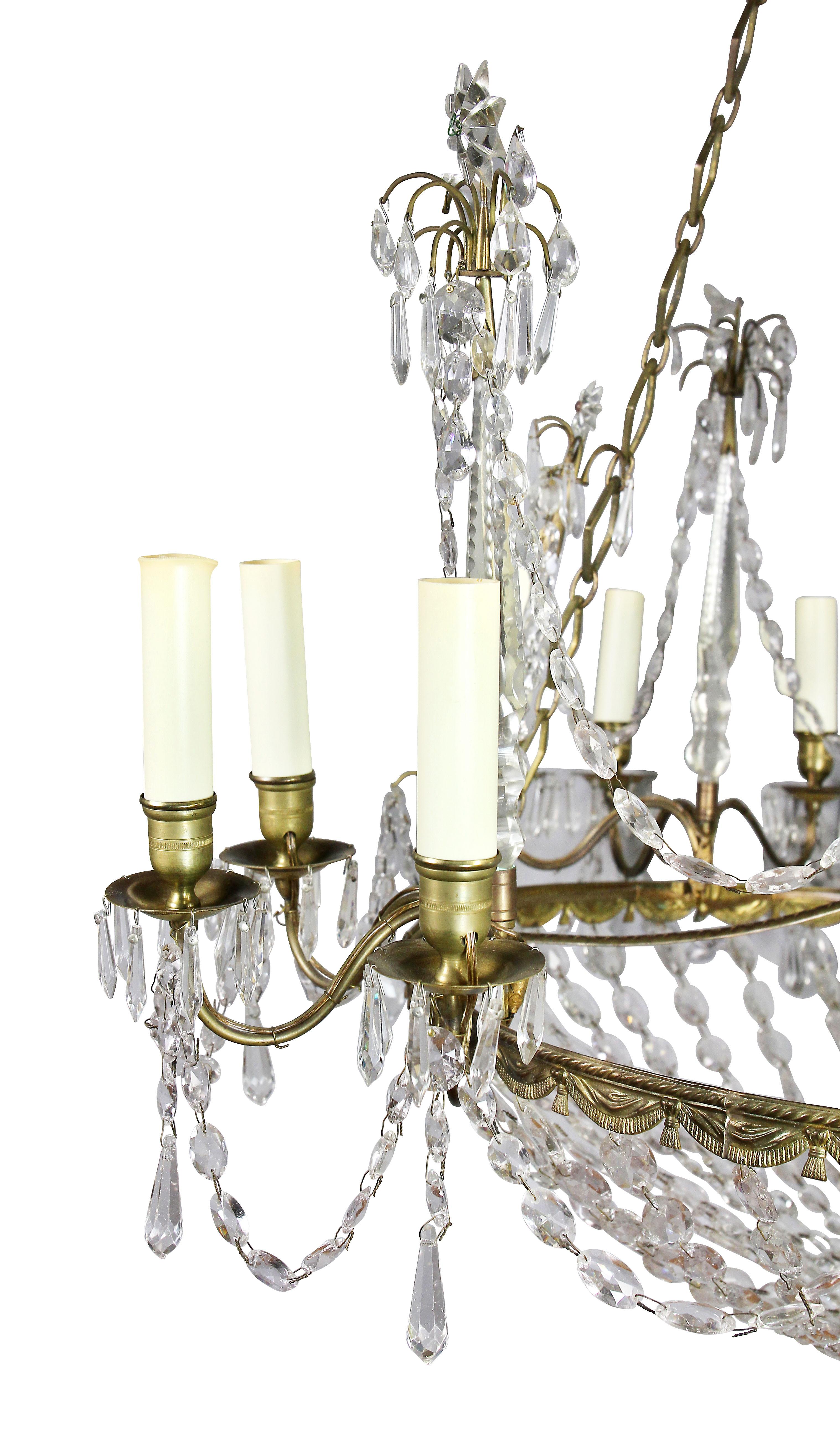 Vetro intagliato Lampadario neoclassico in bronzo dorato e vetro tagliato in vendita